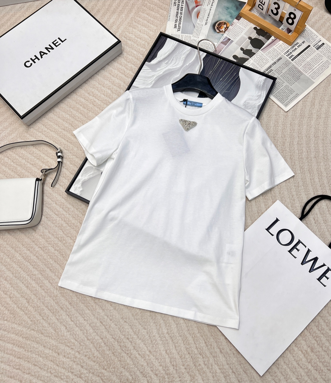 NO:314503,New spring and summer Prada Pearl Triangle Short-sleeved T-shirt with minimalist style, very good texture, fashionable rotator sleeves, unrestrained feeling of the upper body~ The fabric feels delicate and soft, skin-friendly and comfortable, breathable and comfortable, not tight, high comfort for the upper body, the hem is neat and delicate, clean and neat, soft and comfortable texture, delicate and soft touch, and very comfortable on the upper body!  The simple and fashionable round neck design is simple and not annoying, the car line is very flat and delicate, and it is firm and stylish, and it is not easy to deform after wearing it for a long time! Don’t pick on the figure, but a slightly fat sister can do it too!  Easy to control, good inclusiveness, and easy to match with a pair of high-waisted dad pants to create a free and leisurely look, which is both simple and fashionable!  Refreshing ~ Two colors are excellent Size, prada, T-shirt,tees, t-shirt,alexander wang19860909春夏新款 Prada钉珠三角标短袖T恤 极简主义风格,质感菲常好,时尚落肩袖型,上身无拘束感~ 面料手感细腻柔软,亲肤舒适的同时,透气舒适,不紧绷,上身舒适度高,下摆走线工整细腻,干净利落,质感柔软舒适,触感细腻柔糯,上身很舒服！简约的时尚圆领设计精简不烦,车线非常平整细腻,牢固有型穿久穿不易不变形! 不挑身材,微胖的姐妹也可以！轻松驾驭,包容性好,任意搭配一条高腰老爹裤轻松营造出洒脱闲适造型,既简约又时尚！ 清清爽爽~两色出 尺码,,prada,T-shirt,tees，t-shirt,alexander wang,Women's clothing