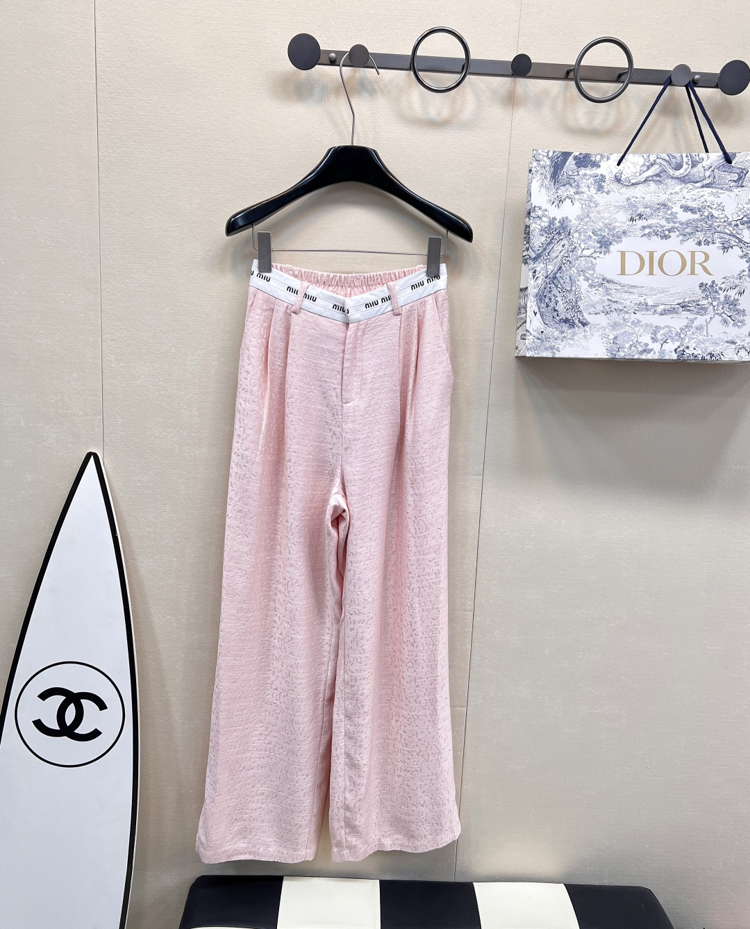 NO:314539,Miumiu's new letter-printed casual pants in early spring are a perfect blend of fashion and comfort. Select high-quality fabrics, soft touch, and bring a comfortable wearing experience. Simple and atmospheric style, easy to adapt to various figures. The iconic letter-print belt is eye-catching and unique, highlighting the brand's unique style. The soft pink, pure white, and fresh light green are available, adding a touch of agility to the outfit. Whether it is a simple T-shirt to create a casual everyday style or a delicate top to interpret the urban casual style, it can show a unique fashion charm and is the best choice to enhance the taste of the wardrobe. The three-standard large-scale products are available in sizes sml,,miumiu,tees, t-shirt, alexander wang19860909Miumiu早春新款字母印花休闲裤,时尚与舒适的完美融合.甄选优质面料,触感轻柔,带来自在穿着体验.简约大气的版型,轻松适配各种身形.标志性字母印花腰带,醒目又别致,彰显品牌独特风格.柔和的粉色、纯净的白色、清新的浅绿三色可选,为穿搭增添一抹灵动色彩.无论是搭配简约T恤打造随性日常风,还是配上精致上衣演绎都市休闲范,都能展现出别样的时尚魅力,是提升衣橱品味的不二之选.三标齐全大货出 尺码sml,,miumiu,tees，t-shirt,alexander wang,Women's clothing