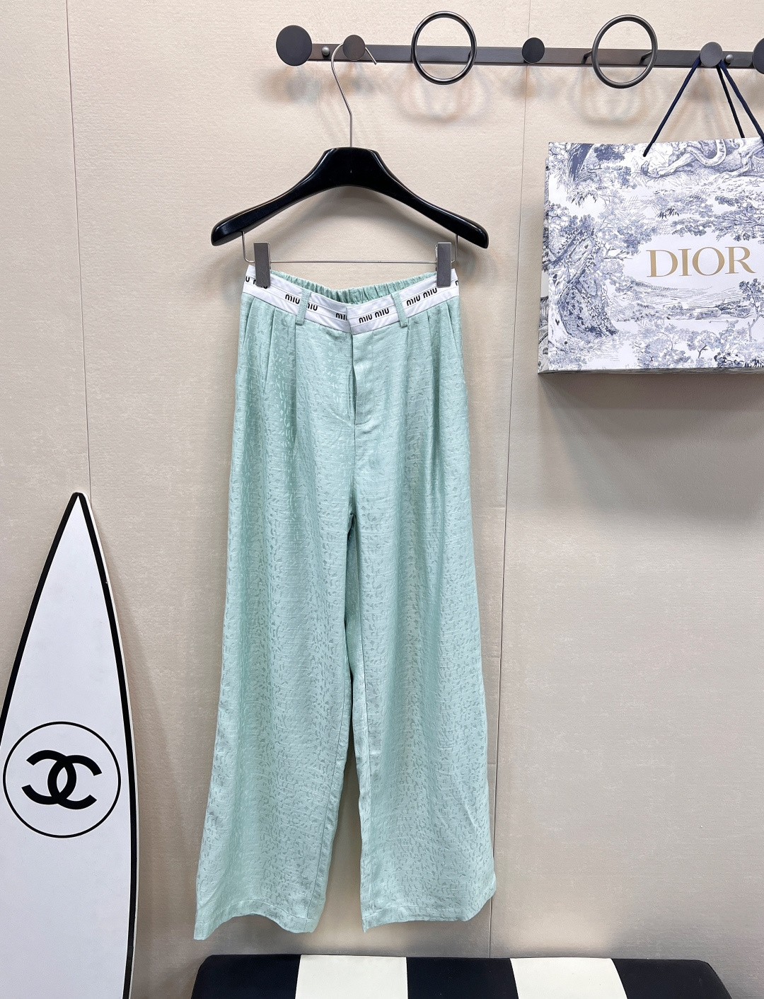 NO:314543,Miumiu's new letter-printed casual pants in early spring are a perfect blend of fashion and comfort. Select high-quality fabrics, soft touch, and bring a comfortable wearing experience. Simple and atmospheric style, easy to adapt to various figures. The iconic letter-print belt is eye-catching and unique, highlighting the brand's unique style. The soft pink, pure white, and fresh light green are available, adding a touch of agility to the outfit. Whether it is a simple T-shirt to create a casual everyday style or a delicate top to interpret the urban casual style, it can show a unique fashion charm and is the best choice to enhance the taste of the wardrobe. The three-standard large-scale products are available in sizes sm, miumiu,tees, t-shirt, alexander wang19860909Miumiu早春新款字母印花休闲裤,时尚与舒适的完美融合.甄选优质面料,触感轻柔,带来自在穿着体验.简约大气的版型,轻松适配各种身形.标志性字母印花腰带,醒目又别致,彰显品牌独特风格.柔和的粉色、纯净的白色、清新的浅绿三色可选,为穿搭增添一抹灵动色彩.无论是搭配简约T恤打造随性日常风,还是配上精致上衣演绎都市休闲范,都能展现出别样的时尚魅力,是提升衣橱品味的不二之选.三标齐全大货出 尺码sm,,miumiu,tees，t-shirt,alexander wang,Women's clothing