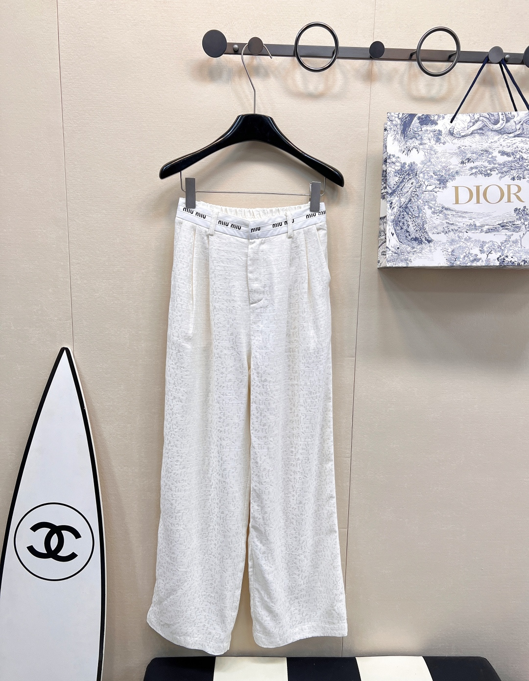 NO:314528,Miumiu's new letter-printed casual pants in early spring are a perfect blend of fashion and comfort. Select high-quality fabrics, soft touch, and bring a comfortable wearing experience. Simple and atmospheric style, easy to adapt to various figures. The iconic letter-print belt is eye-catching and unique, highlighting the brand's unique style. The soft pink, pure white, and fresh light green are available, adding a touch of agility to the outfit. Whether it is a simple T-shirt to create a casual everyday style or a delicate top to interpret the urban casual style, it can show a unique fashion charm and is the best choice to enhance the taste of the wardrobe. The three-standard large-scale products are available in sizes sml,,miumiu,tees, t-shirt, alexander wang19860909Miumiu早春新款字母印花休闲裤,时尚与舒适的完美融合.甄选优质面料,触感轻柔,带来自在穿着体验.简约大气的版型,轻松适配各种身形.标志性字母印花腰带,醒目又别致,彰显品牌独特风格.柔和的粉色、纯净的白色、清新的浅绿三色可选,为穿搭增添一抹灵动色彩.无论是搭配简约T恤打造随性日常风,还是配上精致上衣演绎都市休闲范,都能展现出别样的时尚魅力,是提升衣橱品味的不二之选.三标齐全大货出 尺码sml,,miumiu,tees，t-shirt,alexander wang,Women's clothing