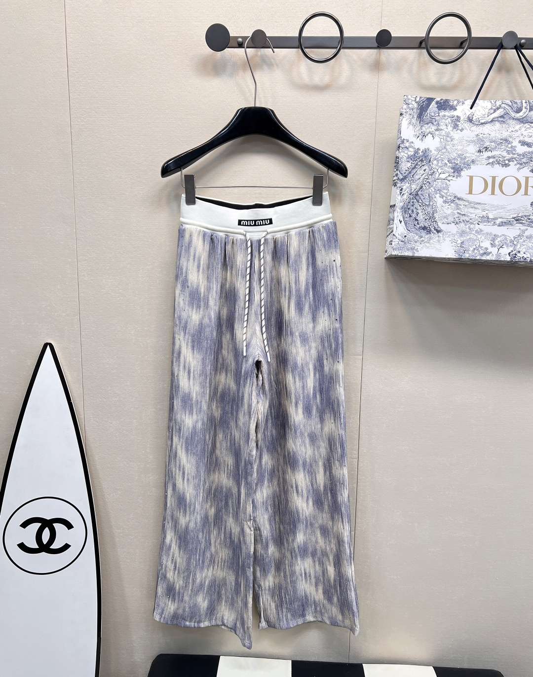 NO:314531,Miumiu Spring and summer new letter webbing drawstring tie-dyeing wide-leg pants on the side are the perfect embodiment of fashion and personality. The iconic letter webbing cleverly decorates the waist, highlighting the unique charm of the brand, and the drawstring design adds a sense of casualness and freedom. The tie-dyeing craftsmanship gives the pants a unique artistic beauty. The color smudge of each pair of pants is unique, like a lively abstract painting, showing unruly and free and easy. The side smudge elements are just like the stars in the night sky, shining brightly inadvertently  , inject luxurious style into the overall shape. The wide-leg style not only makes the comfort full, but also cleverly modify the leg shape. Whether it is X-shaped legs, O-shaped legs or more fleshy legs, it can be easily hidden to create a straight and slender visual effect. Whether it is matched with a simple solid-color top, highlighting the gorgeous colors and unique design of the pants, or combining it with a fashionable and personalized short top, showing a unique and fashionable attitude, it can easily become the focus of the street and show a confident style in various occasions. The three-standard large-scale products are available  Size sm, miumiu,alexander wang19860909miumiu春夏新款字母织带抽绳扎染侧边烫钻阔腿裤,是时尚与个性的完美化身.标志性字母织带,巧妙装饰腰身处,彰显品牌独特魅力,抽绳设计增添随性与自在感.扎染工艺赋予裤子独特的艺术美感,每一条裤子的色彩晕染都是独一无二的存在,仿佛一幅灵动的抽象画,尽显不羁与洒脱.侧边的烫钻元素,恰似夜空中的繁星,于不经意间闪耀璀璨光芒,为整体造型注入奢华格调.阔腿版型,不仅舒适感拉满,还能巧妙修饰腿型,无论是X型腿、O型腿还是腿部肉肉较多等问题,都能轻松隐藏,打造出笔直修长的视觉效果.无论是搭配简约纯色上衣,凸显裤子的绚丽色彩与独特设计,还是与潮流个性的短款上衣组合,展现个性时尚态度,都能让你轻松成为街头焦点,在各种场合绽放自信风采.三标齐全大货出 尺码sm,,miumiu,alexander wang,Women's clothing