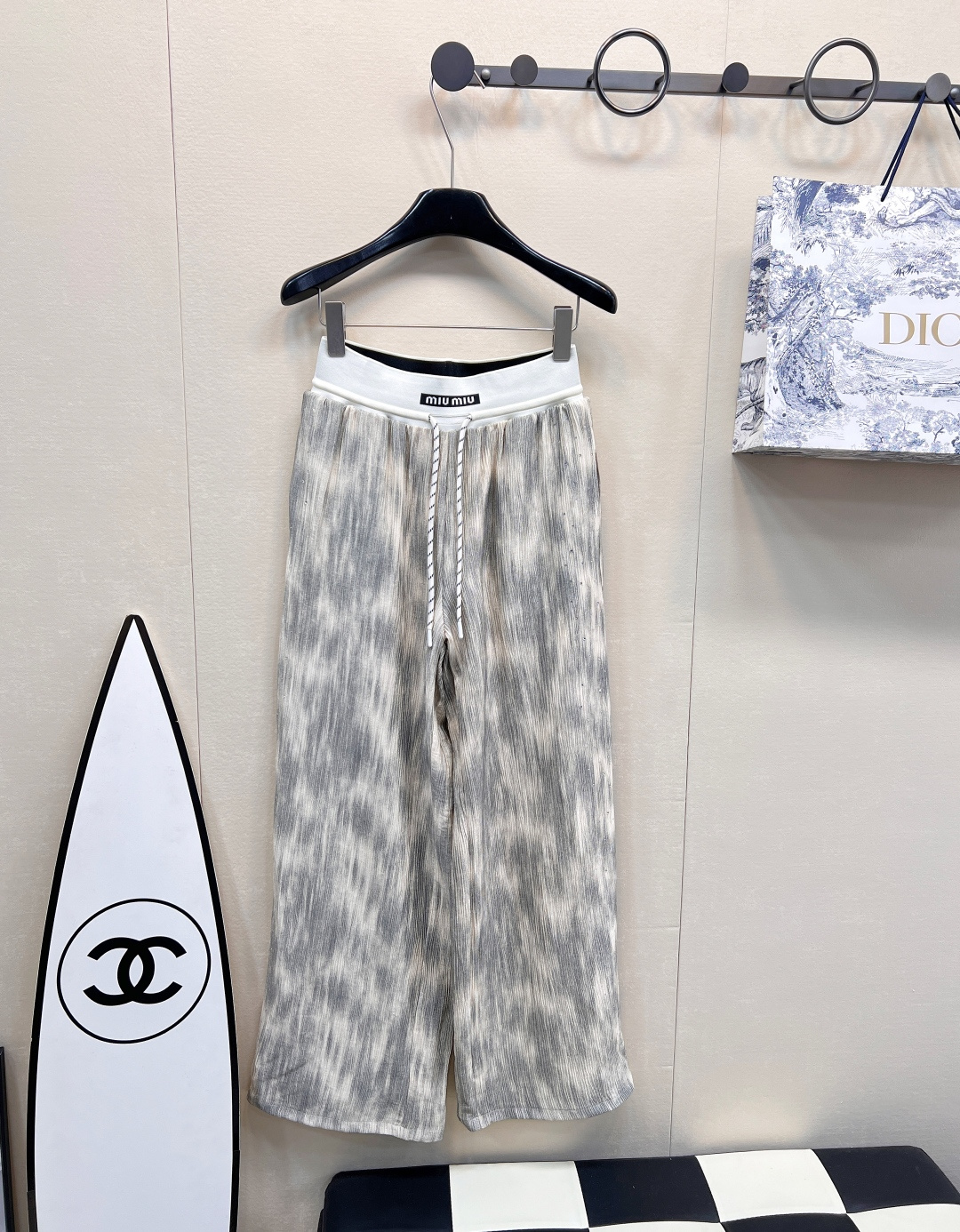 NO:314535,Miumiu Spring and summer new letter webbing drawstring tie-dyeing wide-leg pants on the side are the perfect embodiment of fashion and personality. The iconic letter webbing cleverly decorates the waist, highlighting the unique charm of the brand, and the drawstring design adds a sense of casualness and freedom. The tie-dyeing craftsmanship gives the pants a unique artistic beauty. The color smudge of each pair of pants is unique, like a lively abstract painting, showing unruly and free and easy. The side smudge elements are just like the stars in the night sky, shining brightly inadvertently  , inject luxurious style into the overall shape. The wide-leg style not only makes the comfort full, but also cleverly modify the leg shape. Whether it is X-shaped legs, O-shaped legs or more fleshy legs, it can be easily hidden to create a straight and slender visual effect. Whether it is matched with a simple solid-color top, highlighting the gorgeous colors and unique design of the pants, or combining it with a fashionable and personalized short top, showing a unique and fashionable attitude, it can easily become the focus of the street and show a confident style in various occasions. The three-standard large-scale products are available  Size sml, miumiu,alexander wang19860909miumiu春夏新款字母织带抽绳扎染侧边烫钻阔腿裤,是时尚与个性的完美化身.标志性字母织带,巧妙装饰腰身处,彰显品牌独特魅力,抽绳设计增添随性与自在感.扎染工艺赋予裤子独特的艺术美感,每一条裤子的色彩晕染都是独一无二的存在,仿佛一幅灵动的抽象画,尽显不羁与洒脱.侧边的烫钻元素,恰似夜空中的繁星,于不经意间闪耀璀璨光芒,为整体造型注入奢华格调.阔腿版型,不仅舒适感拉满,还能巧妙修饰腿型,无论是X型腿、O型腿还是腿部肉肉较多等问题,都能轻松隐藏,打造出笔直修长的视觉效果.无论是搭配简约纯色上衣,凸显裤子的绚丽色彩与独特设计,还是与潮流个性的短款上衣组合,展现个性时尚态度,都能让你轻松成为街头焦点,在各种场合绽放自信风采.三标齐全大货出 尺码sml,,miumiu,alexander wang,Women's clothing