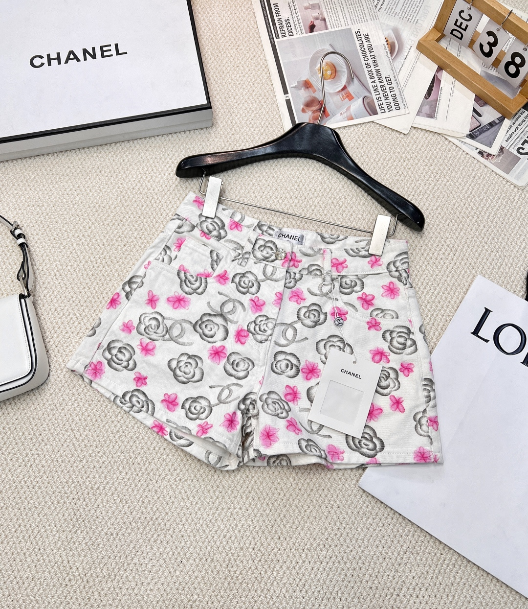 NO:314525,Chanel2025 new product is available on the shelves of painted and dyed camellia denim shorts, the latest ski series customized YB twill cotton denim material, the fabric is soft, comfortable, and has good breathability, high-waist buckle double-in-box design, the latest painting and dyed hand-painted process restoration, the whole body rose camellia decoration, the pink and white camellia enhances the brand style, showing romance and elegance, adding a unique style to the overall shape. The exquisite detail design at the waist fits the body and outlines the graceful figure. Whether it is walking on the street or going to an appointment, it can make you the focus and bloom your unique fashion charm. Large products are available in sizes sm, chanel, shorts, alexander wang19860909Chanel2025新品上架画染手绘山茶花牛仔短裤,最新滑雪系列定制YB斜纹棉牛仔材质,面料柔软,舒适,透气性好,高腰系扣双插兜设计,最新画染手绘工艺还原,通体玫瑰山茶花装饰,粉白相间的山茶花让品牌格调提升,浪漫与优雅尽显,为整体造型增添一抹独特风情.腰间精致细节设计,贴合身形,勾勒曼妙身姿.无论是漫步街头,还是赴约聚会,它都能让你成为焦点,绽放独属于你的时尚魅力.大货出 尺码sm,,chanel,shorts,alexander wang,Women's clothing