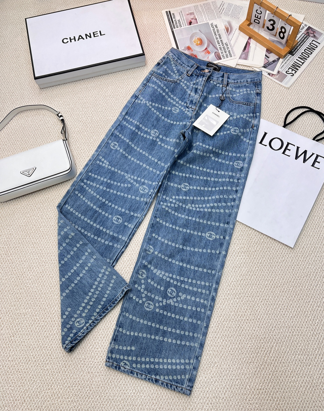 NO:314521,L5SS spring and summer new jeans, Xiaoxiang Fengbo dot double C laser flowering technology!  Original development of customized fabrics!  A must-have item for white and rich beauty. The slimming artifact looks super beautiful on the upper body!  Original custom high-number organic pure cotton denim texture is soft and delicate!  Nostalgic retro wash water with fashionable and high-end tone!  The original custom-made perfect pants look huge and slimming!  Workmanship quality depends on the details. Three standards are complete and large-scale products are available. Size sml, jeans, alexander wang19860909L5SS春夏新款牛仔裤,小香风波点双C激光烧花工艺！原版开发定制面料！白富美必入单品.显瘦神器上身超好看！原版定制高织数有机纯棉牛仔质感柔软细腻！怀旧复古洗水时髦又高级的调调！原版定制完美裤型上身巨显瘦！做工品质看细节.三标齐全大货出 尺码sml,,jeans,alexander wang,Women's clothing