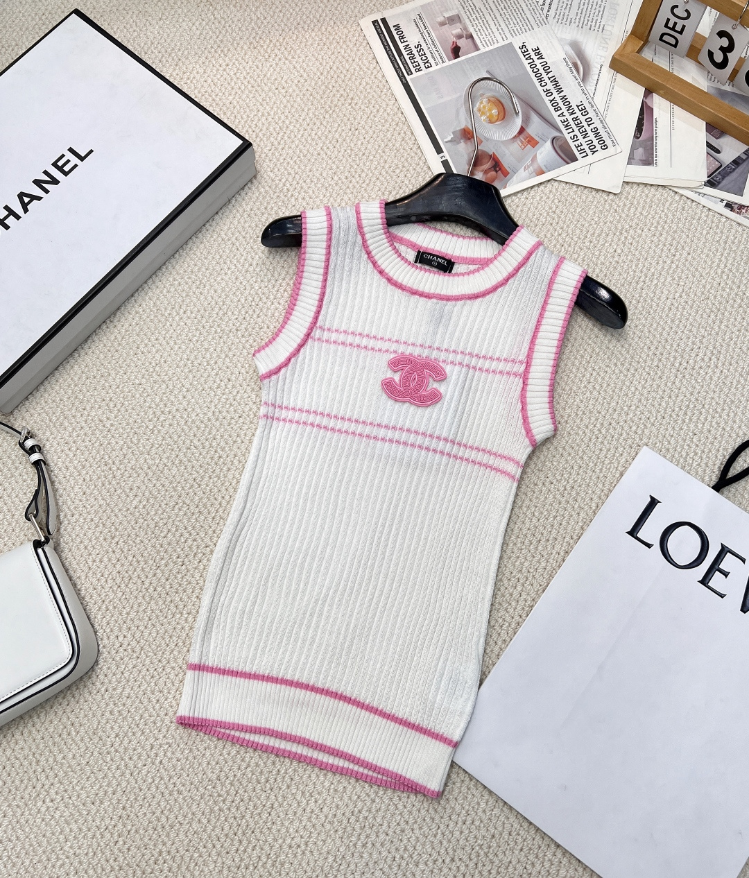 NO:315141,Chanel2025 new product is available on the round neck slim knitted vest, customized YB imported yarn weaving, delicate texture, soft and comfortable, round neck knitted short-sleeved cut, threaded edges add exquisite tone, full-body vertical pit strip knitted texture, elastic characteristics, fit the body and make it look slimmer, simple short-sleeved sweater, delicate and soft texture, skin-friendly and comfortable. The double C logo patch on the chest is eye-catching, and classic elements inject recognition and fashion into the shape. Black and white two colors are available, and the white style is outlined with pink lines, which is sweet and elegant; the black style is matched with white lines, which is simple and elegant. Whether it is matched with skirts or trousers, it can easily enhance the overall style and show the French elegant style. Large products are available Size sml, chanel, skirts, T-shirt, alexander wang19860909Chanel2025新品上架圆领修身针织背心,定制YB进口纱线织造 细腻肌理 柔软舒适 圆领针织短袖裁剪 螺纹包边增添精致调性 通体竖坑条针织纹理 搭配弹性十足的特性 贴合身型更显瘦 简约短袖针织衫,质感细腻柔软,亲肤又舒适.胸前双C徽标贴片醒目吸睛,经典元素为造型注入辨识度与时尚感.黑白双色可选,白色款以粉色线条勾勒轮廓,甜美优雅；黑色款搭配白色线条,简约大气.无论是搭配裙装还是裤装,都能轻松提升整体造型格调,尽显法式优雅风情.大货出 尺码sml,,chanel,skirts,T-shirt,alexander wang,Women's clothing