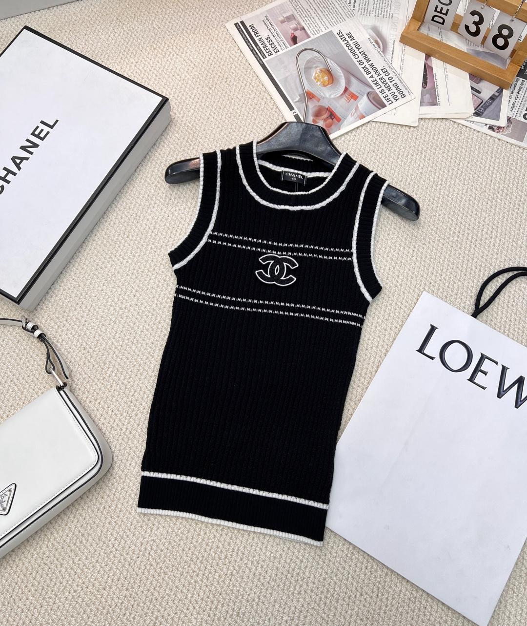 NO:315144,Chanel2025 new product is available on the round neck slim knitted vest, customized YB imported yarn weaving delicate texture, soft and comfortable round neck knitted short-sleeved cut, threaded edges add exquisite tone, full-body vertical pit strip knitted texture, elastic characteristics, fit the body and make it look slimmer Simple short-sleeved sweater, delicate and soft texture, skin-friendly and comfortable. The double C logo patch on the chest is eye-catching, and classic elements inject recognition and fashion into the shape. Black and white two colors are available, and the white style is outlined with pink lines, which is sweet and elegant; black style is matched with white lines, simple and atmospheric. Whether it is matched with skirts or trousers, it can easily enhance the overall style and show the French elegance. Large products are available Sizes, chanel, skirts, T-shirt, alexander wang19860909Chanel2025新品上架圆领修身针织背心,定制YB进口纱线织造 细腻肌理 柔软舒适 圆领针织短袖裁剪 螺纹包边增添精致调性 通体竖坑条针织纹理 搭配弹性十足的特性 贴合身型更显瘦 简约短袖针织衫,质感细腻柔软,亲肤又舒适.胸前双C徽标贴片醒目吸睛,经典元素为造型注入辨识度与时尚感.黑白双色可选,白色款以粉色线条勾勒轮廓,甜美优雅；黑色款搭配白色线条,简约大气.无论是搭配裙装还是裤装,都能轻松提升整体造型格调,尽显法式优雅风情.大货出 尺码s,,chanel,skirts,T-shirt,alexander wang,Women's clothing