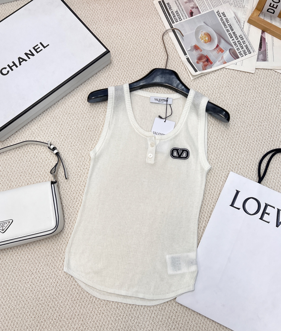 NO:315132,Valentino 2025 new product, the first button-clad letter knit vest, customized YB wool knit material, comfortable and soft, full of elasticity, U-neck broadband knit vest cut, neckline cuff threaded edge, comfortable and elastic, ready-to-wear in high-end solid colors, adding literary and artistic atmosphere to the simple outfit, the buttons on the chest are half-open, high-end tailoring fits the human body curve, and simple modification with three-dimensional letter logos, can easily show the elegant and high-end brand tone. Regular style, slim and fashionable, all wearing and layering in all seasons, three colors, size sml, valentino, alexander wang19860909Valentino2025新品上款钮扣开襟字母针织背心,定制YB羊毛针织材质 舒适软糯 弹力十足 U领宽带针织背心裁剪 领口袖口螺纹包边 舒适有弹力 成衣选用高级纯色 为简易穿搭增添文艺气息 胸前钮扣半开襟 高级剪裁贴合人体曲线 再以立体字母徽标简单修饰 就能轻松彰显典雅高级的品牌调性 常规版型 显瘦时髦 四季单穿叠穿都 三色出 尺码sml,,valentino,alexander wang,Women's clothing