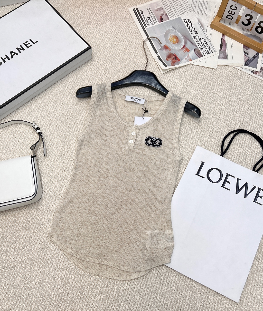 NO:315135,Valentino2025 new product, the first button-clad letter knit vest, customized YB wool knit material, comfortable and soft, full of elasticity, U-neck broadband knit vest cut, neckline cuff threaded edge, comfortable and elastic, ready-to-wear is made of high-end solid colors to add literary atmosphere to simple outfits, the buttons on the chest are half-open, high-end tailoring fits the human body curve, and simple modification with three-dimensional letter logos, can easily show the elegant and high-end brand tone. Regular style, slim and fashionable, all wearing and layering in all seasons, three colors, sizes sm, valentino, alexander wang19860909Valentino2025新品上款钮扣开襟字母针织背心,定制YB羊毛针织材质 舒适软糯 弹力十足 U领宽带针织背心裁剪 领口袖口螺纹包边 舒适有弹力 成衣选用高级纯色 为简易穿搭增添文艺气息 胸前钮扣半开襟 高级剪裁贴合人体曲线 再以立体字母徽标简单修饰 就能轻松彰显典雅高级的品牌调性 常规版型 显瘦时髦 四季单穿叠穿都 三色出 尺码sm,,valentino,alexander wang,Women's clothing