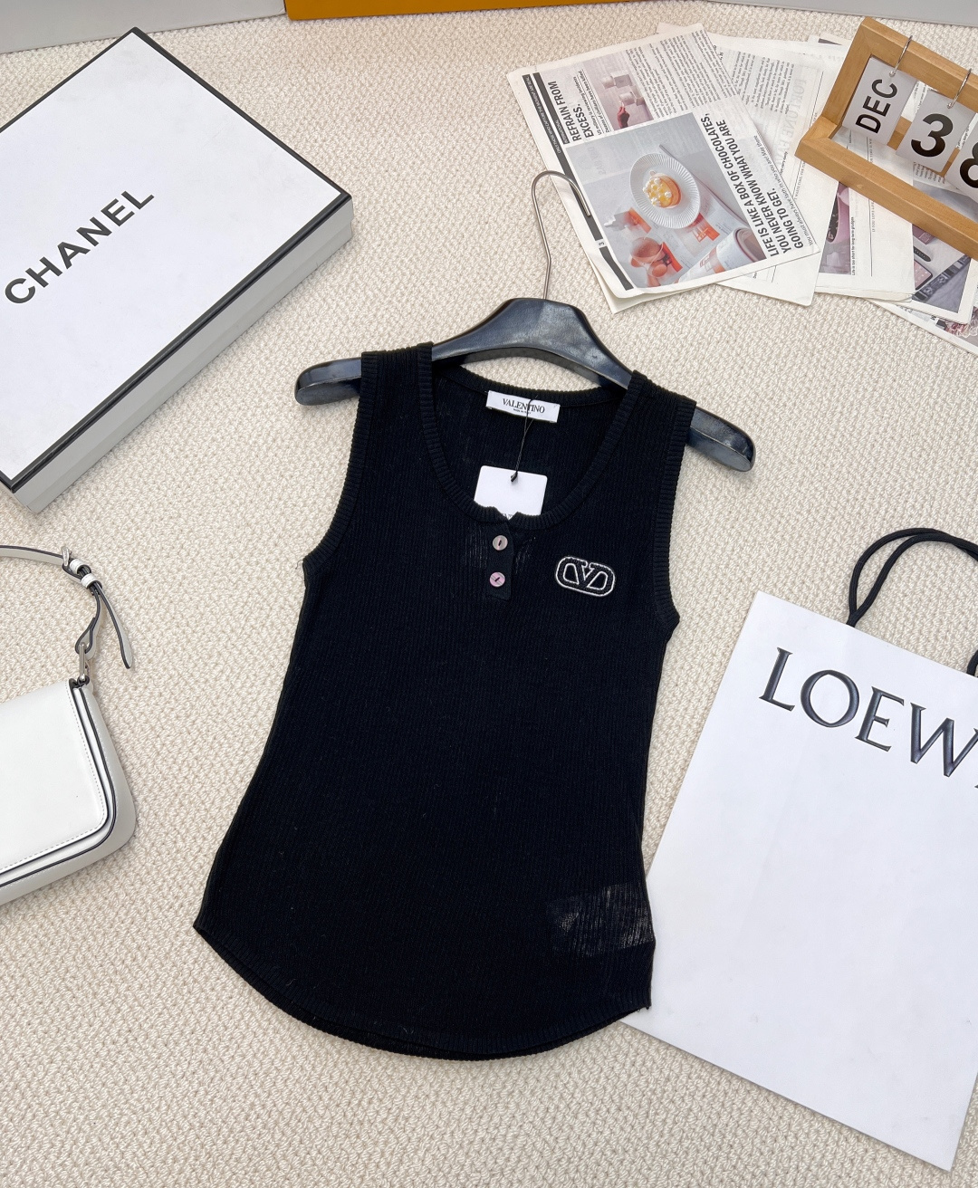 NO:315138,Valentino 2025 new product, the first button-open letter knitted vest, customized YB wool knitted material, comfortable and soft, full of elasticity, U-neck broadband knitted vest cut, neckline cuff threaded edge, comfortable and elastic, ready-to-wear in high-end solid colors, adding literary and artistic atmosphere to the simple outfit, the buttons on the chest are half-open, high-end tailoring fits the human body curve, and simple modification with three-dimensional letter logos, can easily show the elegant and high-end brand tone. Regular style, slim and fashionable, all wearing and layering in all seasons, three colors, sizes, valentino, alexander wang19860909Valentino2025新品上款钮扣开襟字母针织背心,定制YB羊毛针织材质 舒适软糯 弹力十足 U领宽带针织背心裁剪 领口袖口螺纹包边 舒适有弹力 成衣选用高级纯色 为简易穿搭增添文艺气息 胸前钮扣半开襟 高级剪裁贴合人体曲线 再以立体字母徽标简单修饰 就能轻松彰显典雅高级的品牌调性 常规版型 显瘦时髦 四季单穿叠穿都 三色出 尺码s,,valentino,alexander wang,Women's clothing