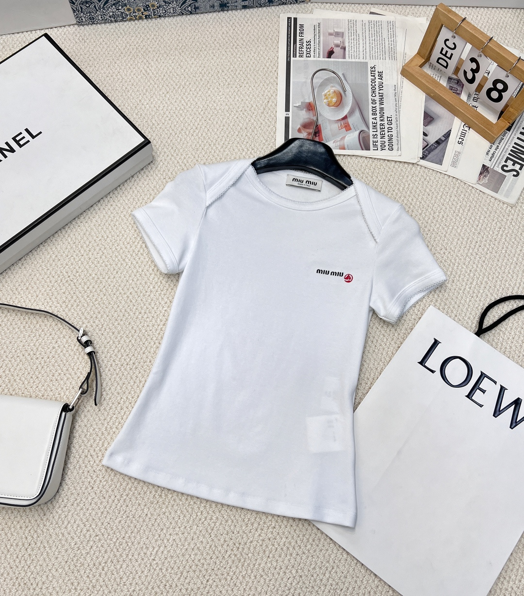 NO:315126,Miu Miu25SS new sailing series white T-shirt, simple fashion attitude, classic white T-shirt, encounter Miu Miu's unique style. Sailing elements embroidery is like wearing freedom and romance on the body. The fabric is soft and skin-friendly, and it is comfortable. Whether it is matched with denim to show casualness or elegant combination with skirts, it can be easily controlled, showing unique taste and unlocking new inspiration for daily fashion. Three-standard products are available in large quantities. Size sml,,miumiu, skirts,tees, t-shirt, alexander wang19860909Miu Miu25SS新款帆船系列白T恤,简约里的时尚态度,经典白色T恤,邂逅Miu Miu独特格调.帆船元素刺绣,宛如将自由与浪漫穿于身上.面料柔软亲肤,舒适感满分.无论是搭配牛仔展现随性,还是与裙装组合演绎优雅,皆能轻松驾驭,彰显独特品味,解锁日常时尚新灵感.三标齐全大货出 尺码sml,,miumiu,skirts,tees，t-shirt,alexander wang,Women's clothing