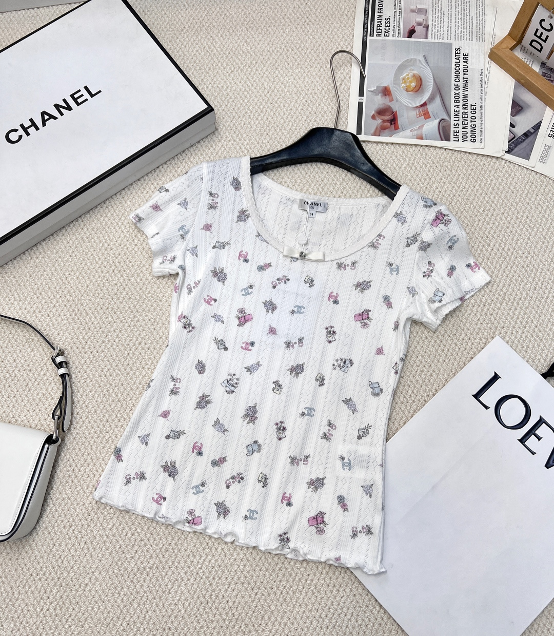 NO:315143,CHANE 25SS spring and summer new small fragrant camellia printed wood ears short sleeves encounter French romantic new style, a warning for popular fashion circles!  This small-scented camellia print short-sleeved blends classic and sweetness. On the pure background, camellia prints are exquisitely embellished, each of which seems to tell the romantic story of a French garden, exuding a unique elegant charm. The design of the wood ear is lively and playful, and it is lightly stretched along the neckline and cuffs, adding a soft atmosphere to the overall shape, showing the girl's romantic style. The fabric is skin-friendly and breathable, bringing an ultimate comfortable wearing experience. Whether it is paired with simple jeans to create a casual and daily style; or with a skirt in the same color, you can easily control it and become the focus of everyone's attention. When wearing it, you will be the most charming fashion expert on the streets and alleys, easily embracing French romance. The three-standard product is available!  !  !  Size sml, chanel, skirts, jeans, T-shirt, alexander wang19860909CHANE 25SS春夏新款小香山茶花印花木耳边短袖邂逅法式浪漫新风尚,时尚圈爆款预警！这款小香山茶花印花短袖,将经典与甜美巧妙融合. 纯净底色上,山茶花印花精致点缀,每一朵都似在诉说着法式花园的浪漫故事,散发着独特的优雅韵味.木耳边设计灵动俏皮,沿着领口与袖口轻盈舒展,为整体造型增添了一抹柔美的气息,尽显少女的烂漫风情. 面料亲肤又透气,带来极致舒适的穿着体验.无论是搭配简约牛仔裤,打造休闲日常风；还是配上同色系半身裙,出席约会等场合,都能轻松驾驭,成为众人瞩目的焦点.穿上它,你就是街头巷尾最具魅力的时尚达人,轻松拥抱法式浪漫.三标齐全大货出！！！ 尺码sml,,chanel,skirts,jeans,T-shirt,alexander wang,Women's clothing