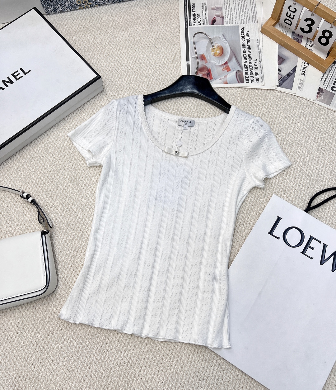 NO:315137,CHNEEL25SS spring and summer new short-sleeved T-shirt, small fragrant style hot short-sleeved style is coming!  The neckline of the black ears dance lightly, as if telling romantic secrets. The bow meets the brilliant diamonds, and the exquisiteness is instantly filled. The back is facing the C logo, and the brand charm is inadvertently revealed. The slim fits the body, and the upper body becomes fashionable in seconds. It can easily grasp the elegant atmosphere, and the fashion items in the wardrobe are essential. Fashion darlings come over!  This small fragrance short-sleeved sleeve is outstanding with its strength. The ears are smart and playful, the bow is set with a diamond with a luxurious and eye-catching, and the classic back is the C logo, showing a unique taste. It is simple but not lacks style, versatile and brilliant, and it easily creates a street return rate. The name of the hot products is well deserved. The three-standard product is complete and large-scale. Sizes sm, T-shirt, tees, t-shirt, alexander wang19860909CHNEEL25SS春夏新款短袖T恤,小香风爆款短袖来袭！领口木耳边轻舞,似在诉说浪漫密语.蝴蝶结邂逅璀璨订钻,精致感瞬间拉满.后背对C徽标,品牌魅力不经意间流露.修身版型贴合身形,上身秒变时髦精,轻松拿捏优雅氛围感,衣橱必备的时尚单品. 时尚宠儿看过来！这件小香风短袖凭实力出圈.木耳边灵动俏皮,蝴蝶结订钻奢华吸睛,后背经典对C徽标,彰显独特品味.简约而不失格调,百搭又出彩,轻松打造出街回头率,爆款之名实至名归.三标齐全大货出 尺码sm,,T-shirt,tees，t-shirt,alexander wang,Women's clothing