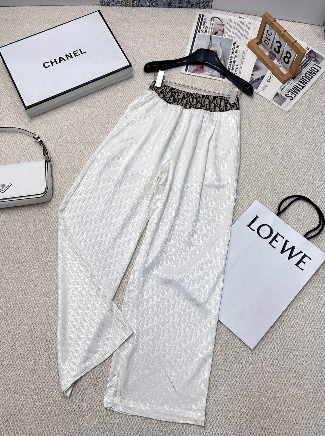 NO:315877,Dior Spring and Summer New elastic jacquard webbing wide-leg pants, the fabric is silky, light and flowing, the upper body is very comfortable, very versatile, and very fashionable!  The drooping feels very refreshing, the spring and summer combination is very refreshing, the side pockets are practical and considerate, and the built-in safety pants are cleverly designed, so you are free and at ease. The main thing is that the legs are long and the two-meter long legs are very domineering!  !  Comfortable and slimming the flesh. The satin fabric is made of letter jacquard technology. It is not only visually exquisite and eye-catching, but it must be eaten this summer!  Wear it very well and cool. You can feel the feeling of floating legs through the screen. Walking with wind. Don’t be too comfortable in summer. This one can easily go out with two colors. Size sml, dior, silk fabric, alexander wang19860909dior春夏新款弹力字母提花织带阔腿裤,面料丝滑轻薄飘逸,上身非常的舒适,非常的百搭,非常洋气！垂感十足,春夏搭配非常的清爽,侧边口袋实用贴心,内置安全裤巧妙设计,无惧走光烦恼,让你自在随心.主要是视觉上特显腿长,两米大长腿的既视感,特霸气！！舒适又遮肉显瘦,绸缎面料以字母提花工艺打造,不仅视觉上精致吸睛,这个夏天一定要入！穿上好看好穿又凉快 隔着屏幕都能感受到 上腿飘飘然的感觉 走路都带风 夏天穿都不要太舒服 这一条就可以轻松出门两色出 尺码sml,,dior,silk fabric,alexander wang,Women's clothing