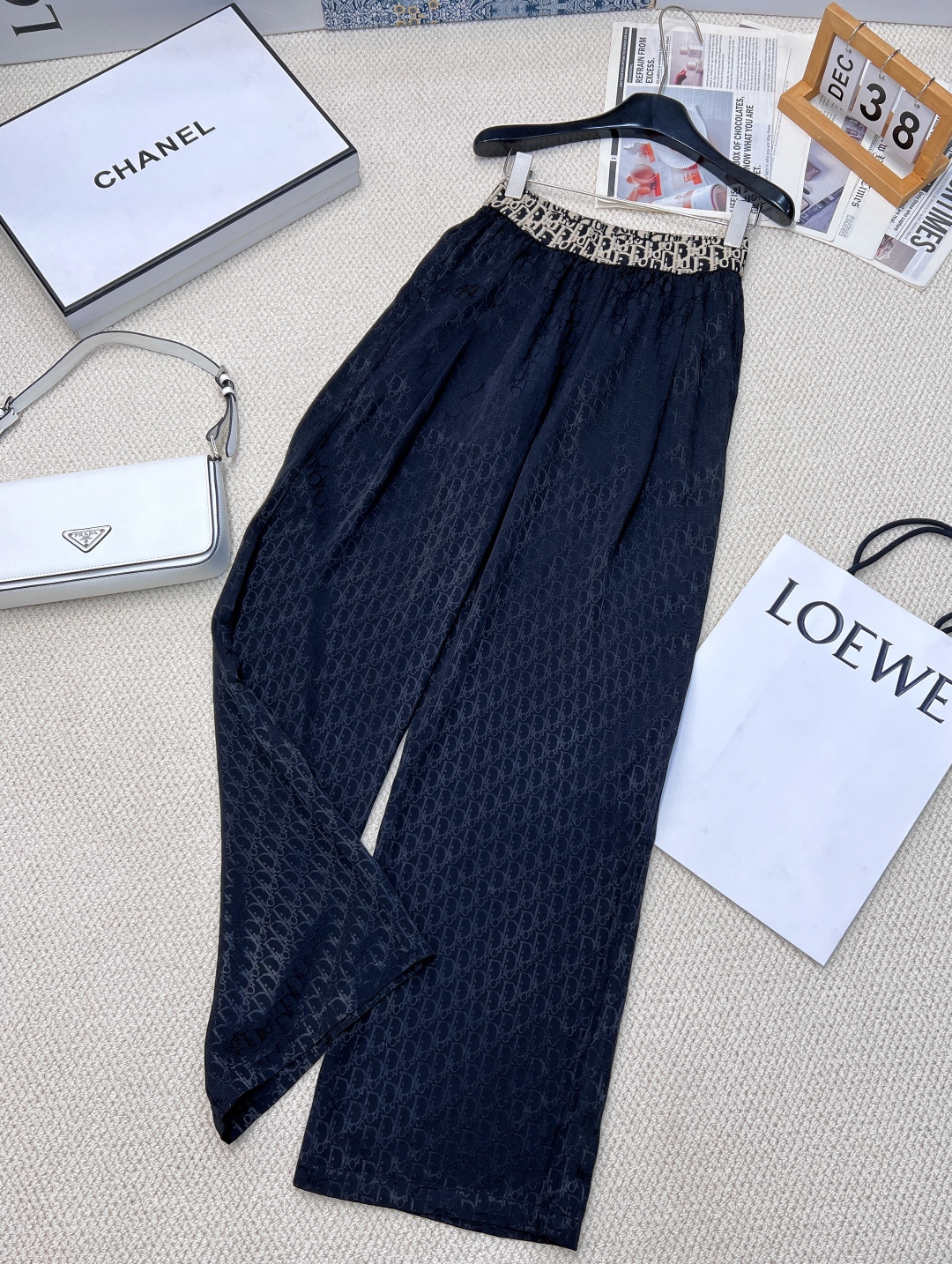 NO:315883,Dior Spring and Summer New elastic jacquard webbing wide-leg pants, the fabric is silky, light and flowing, the upper body is very comfortable, very versatile, and very fashionable!  The drooping feels very refreshing, the spring and summer combination is very refreshing, the side pockets are practical and considerate, and the built-in safety pants are cleverly designed, so you are free and at ease. The main thing is that the legs are long and the two-meter long legs are very domineering!  !  Comfortable and slimming the flesh. The satin fabric is made of letter jacquard technology. It is not only visually exquisite and eye-catching, but it must be eaten this summer!  Wear it very well and cool. You can feel the feeling of floating legs through the screen. Walking with wind. Don’t be too comfortable in summer. This one can easily go out with two colors. Size sml code, dior, silk fabric, alexander wang19860909dior春夏新款弹力字母提花织带阔腿裤,面料丝滑轻薄飘逸,上身非常的舒适,非常的百搭,非常洋气！垂感十足,春夏搭配非常的清爽,侧边口袋实用贴心,内置安全裤巧妙设计,无惧走光烦恼,让你自在随心.主要是视觉上特显腿长,两米大长腿的既视感,特霸气！！舒适又遮肉显瘦,绸缎面料以字母提花工艺打造,不仅视觉上精致吸睛,这个夏天一定要入！穿上好看好穿又凉快 隔着屏幕都能感受到 上腿飘飘然的感觉 走路都带风 夏天穿都不要太舒服 这一条就可以轻松出门两色出 尺码sml 编码,,dior,silk fabric,alexander wang,Women's clothing