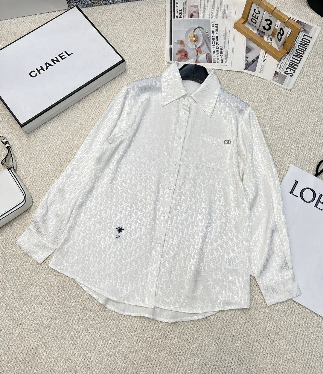 NO:463757,DIOR classic silk satin jacquard shirt, original purchase and development, split measurement, absolutely 1:1 jacquard fabric, silky and delicate, drooping, the presbyopia pattern is clear and pearlescent, super texture, the little bee embroidery is lifelike, the CD letter decoration on the chest is unique, and the customized CD letter buttons are matched, from the material to the details, every part exudes charming charm, leading the fashion trend. Full of high-end feeling, cool and smooth to wear, it is a perfect white shirt for men. It is casual and sexy~ You can also be worn as a sunscreen in summer!  Two colors size sml, dior,shirts,silk fabric,alexander wang19860909DIOR 经典款丝绸缎面提花衬衫,原版购入开发 拆分测量 版型绝对1:1 提花面料 手感丝滑细腻有垂感 老花图案清晰有珠光 超有质感,小蜜蜂刺绣栩栩如生,胸前CD字母装饰别具一格,搭配定制CD字母扣,从材质到细节,每一处都散发着迷人魅力,引领时尚潮流.满满的高级感 穿上去凉凉滑滑滴,妥妥的斩男白衬衫 随性又小性感～夏天还可以当防晒衣穿 ！两色出 尺码sml 编,,dior,shirts,silk fabric,alexander wang,Women's clothing