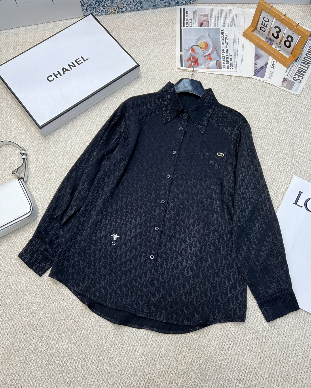 NO:315889,DIOR classic silk satin jacquard shirt, original purchase and development, split measurement, absolutely 1:1 jacquard fabric, silky and delicate, drooping, the presbyopia pattern is clear and pearlescent, super texture, the little bee embroidery is lifelike, the CD letter decoration on the chest is unique, and the customized CD letter buttons are matched, from the material to the details, every part exudes charming charm, leading the fashion trend. Full of high-end feeling, cool and smooth to wear, it is a perfect white shirt for men. It is casual and sexy~ You can also be worn as a sunscreen in summer!  Two colors size sml code, dior,shirts,silk fabric,alexander wang19860909DIOR 经典款丝绸缎面提花衬衫,原版购入开发 拆分测量 版型绝对1:1 提花面料 手感丝滑细腻有垂感 老花图案清晰有珠光 超有质感,小蜜蜂刺绣栩栩如生,胸前CD字母装饰别具一格,搭配定制CD字母扣,从材质到细节,每一处都散发着迷人魅力,引领时尚潮流.满满的高级感 穿上去凉凉滑滑滴,妥妥的斩男白衬衫 随性又小性感～夏天还可以当防晒衣穿 ！两色出 尺码sml 编码,,dior,shirts,silk fabric,alexander wang,Women's clothing