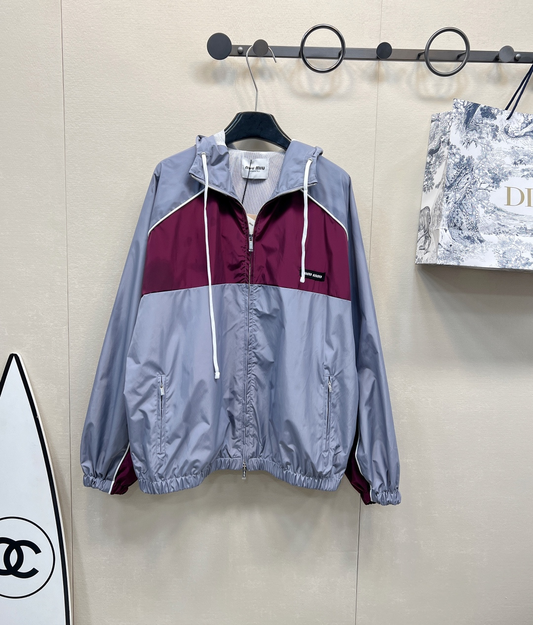 NO:315863,Miumiu 2025 spring and summer new contrasting hooded drawstring charge jacket, customized YB imported charge nylon material, breathable and comfortable, full texture, hooded drawstring coat style, ready-to-wear is divided into three layers of contrasting color splicing, white three-dimensional tying outline, forming a rag-shoulder outline, the cuff hem is elastic and fits the body, lighter and more flexible, low-key, and low-key to match the chest logo, pocket zipper design, easy storage, get rid of bloat, inner mesh is breathable and comfortable, windproof effect is first-class, improve the fashion of outdoor activities, any casual outfit, outstanding fashionable, the latest early spring catwalk model, custom face accessories are complete, three-standard, large-scale, size sml code,,miumiu, jackets & coats,hats,alexander wang19860909Miumiu2025春夏新款撞色连帽抽绳冲锋外套,定制YB进口冲锋尼龙材质 透气舒适 质感十足 连帽抽绳外套版型 成衣分三层次撞色拼接 白色立体捆边勾勒 形成插肩轮廓效果 袖口下摆松紧贴合身型 更轻便灵活 配合胸前徽标低调彰显品味 口袋拉链设计 轻松收纳 摆脱臃肿 内里网面透气舒适 防风效果一流 提升户外活动穿搭的时尚度 随意外搭都出彩时髦 早春最新走秀款 定制面辅料三标齐全大货出 尺码sml 编码,,miumiu,jackets & coats,hats,alexander wang,Women's clothing