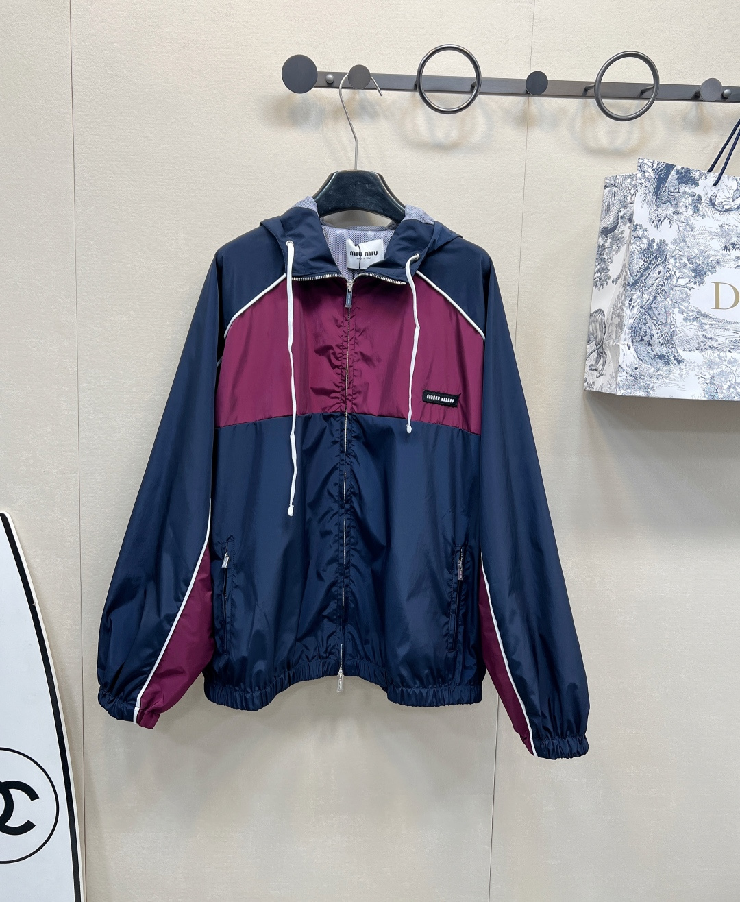 NO:315869,Miumiu 2025 spring and summer new contrasting hooded drawstring charge jacket, customized YB imported charge nylon material, breathable and comfortable, full texture, hooded drawstring coat style, ready-to-wear is divided into three layers of contrasting color splicing, white three-dimensional tying outline, forming a rag-shoulder outline, the cuff hem is elastic and fits the body, lighter and more flexible, low-key, and low-key to match the chest logo, pocket zipper design, easy storage, get rid of bloat, inner mesh is breathable and comfortable, windproof effect is first-class, improve the fashion of outdoor activities, any casual wear is brilliant and fashionable, the latest early spring catwalk model, customized face accessories are complete, three-standard, large-scale, size sml code M,,miumiu, jackets & coats,hats,alexander wang19860909Miumiu2025春夏新款撞色连帽抽绳冲锋外套,定制YB进口冲锋尼龙材质 透气舒适 质感十足 连帽抽绳外套版型 成衣分三层次撞色拼接 白色立体捆边勾勒 形成插肩轮廓效果 袖口下摆松紧贴合身型 更轻便灵活 配合胸前徽标低调彰显品味 口袋拉链设计 轻松收纳 摆脱臃肿 内里网面透气舒适 防风效果一流 提升户外活动穿搭的时尚度 随意外搭都出彩时髦 早春最新走秀款 定制面辅料三标齐全大货出 尺码sml 编码M,,miumiu,jackets & coats,hats,alexander wang,Women's clothing