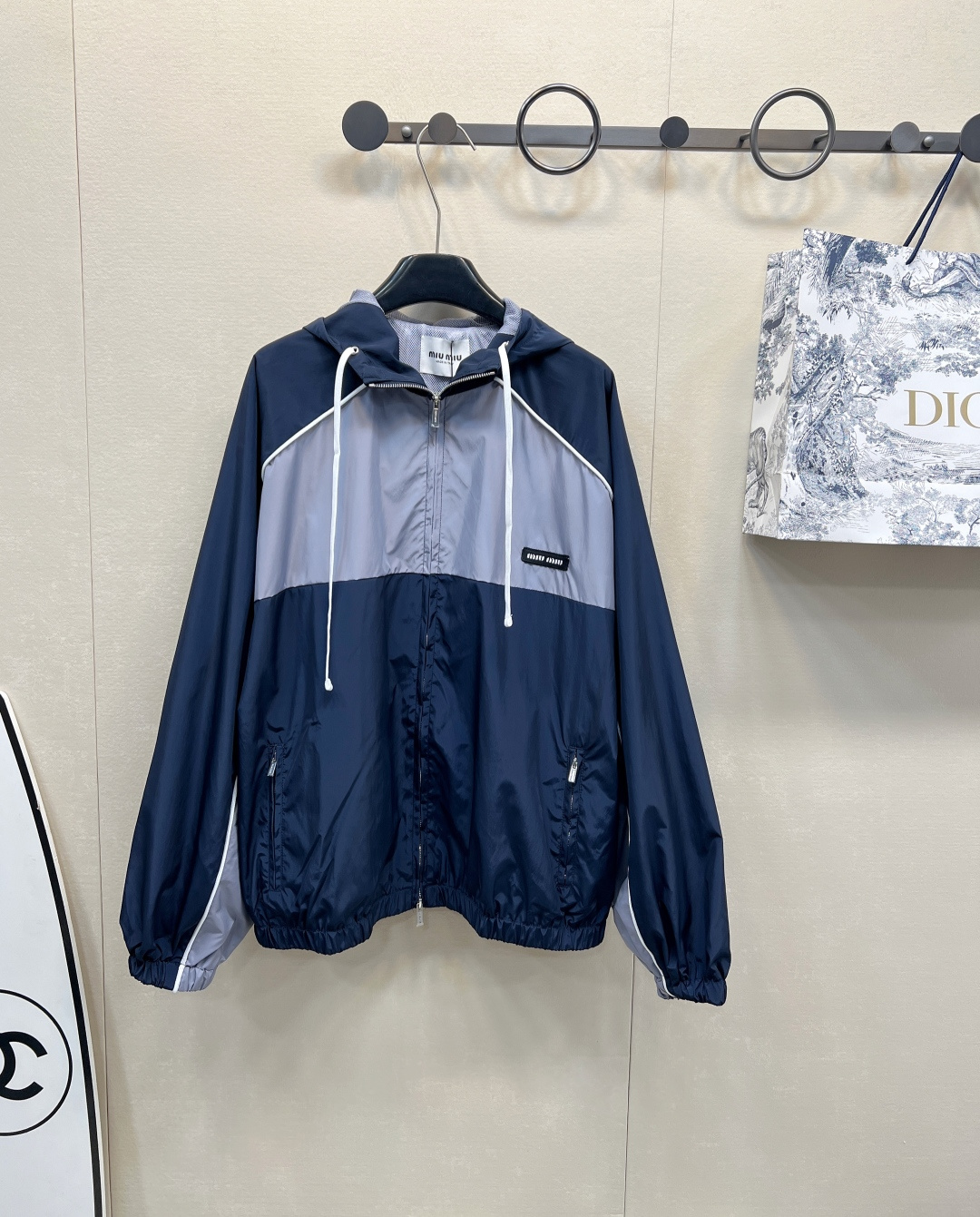 NO:315875,Miumiu 2025 spring and summer new contrasting hooded drawstring charge jacket, customized YB imported charge nylon material, breathable and comfortable, full texture, hooded drawstring coat style, ready-to-wear is divided into three layers of contrasting color splicing, white three-dimensional tying outline, forming a rag-shoulder outline, the cuff hem is elastic and fits the body, lighter and more flexible, low-key, and low-key to match the chest logo, pocket zipper design, easy storage, get rid of bloat, inner mesh is breathable and comfortable, windproof effect is first-class, improve the fashion of outdoor activities, any casual outfit, outstanding fashionable, the latest early spring catwalk model, custom face accessories are complete, three-standard, large-scale, size sml code,,miumiu, jackets & coats,hats,alexander wang19860909Miumiu2025春夏新款撞色连帽抽绳冲锋外套,定制YB进口冲锋尼龙材质 透气舒适 质感十足 连帽抽绳外套版型 成衣分三层次撞色拼接 白色立体捆边勾勒 形成插肩轮廓效果 袖口下摆松紧贴合身型 更轻便灵活 配合胸前徽标低调彰显品味 口袋拉链设计 轻松收纳 摆脱臃肿 内里网面透气舒适 防风效果一流 提升户外活动穿搭的时尚度 随意外搭都出彩时髦 早春最新走秀款 定制面辅料三标齐全大货出 尺码sml 编码,,miumiu,jackets & coats,hats,alexander wang,Women's clothing