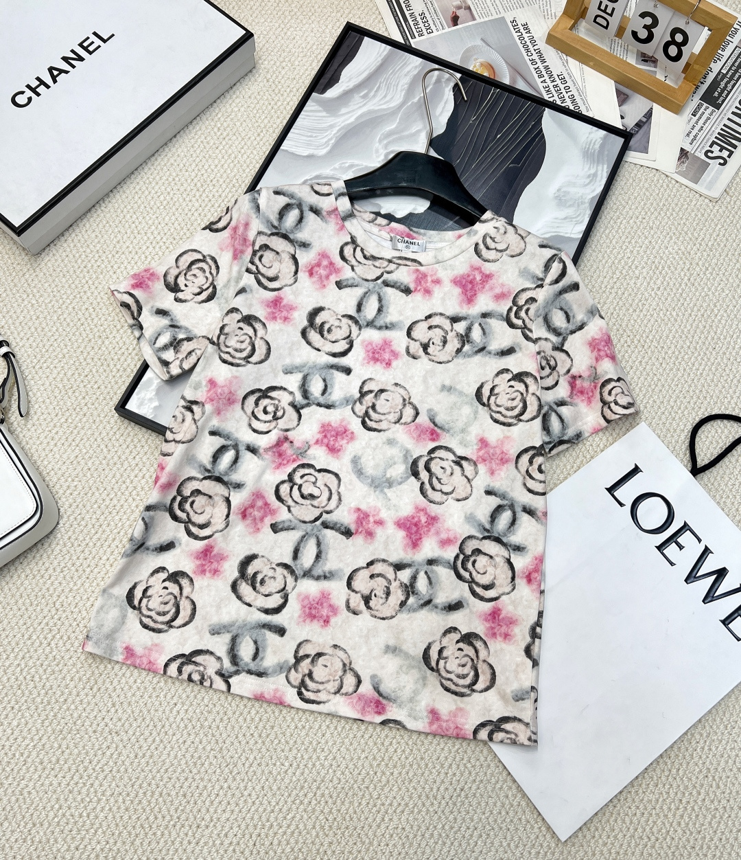 NO:315881,CHANEL's new spring and summer classic encounters romance, and the small fragrance style C camellia printed short-sleeved T-shirt is coming. The unique camellia is intertwined with brand elements, and each is a fashion symbol. The simple style hides exquisiteness and ingenuity, and the upper body shows elegant temperament. The fabric is skin-friendly and comfortable to accompany you to wander around the city. Start a unique fashion journey. The embellishment is eye-catching and paired with a pair of high-waist jeans with short top and long top and long bottom to show your body proportions!  !  !  A straight shoulder T-shirt that is super suitable for pear-shaped and slightly fat sisters~ Who doesn’t have a straight shoulder short-sleeved Tee that doesn’t show off her waist, which makes her look super slimming!  Sweet and cool girlish style, daily commuting fashion, high-end lazy atmosphere, slim and tall on the upper body!  Exquisite and low-key color scheme full of texture and three-standard complete large-scale products Size sml code, chanel, jeans, T-shirt, tees, t-shirt, alexander wang19860909CHANEL春夏新款经典邂逅浪漫,小香风C茶花印花短袖T恤来袭.别致茶花与品牌元素交织,每一朵都是时尚符号.简约版型藏着精致巧思,上身尽显优雅气质.面料亲肤,舒适伴你游走都市.开启独特时尚之旅.点缀吸睛搭配一件高腰牛仔裤上短下长的穿搭超显身材比例！！！ 超适合梨形身材微胖姐妹穿着的一款正肩T恤～是谁还没有一件不露腰的正肩短袖Tee 超显瘦！ 甜酷少女风 日常通勤时尚 高级慵懒感气息,上身显瘦又高挑！精致低调的配色充满质感三标齐全大货出 尺码sml 编码,,chanel,jeans,T-shirt,tees，t-shirt,alexander wang,Women's clothing