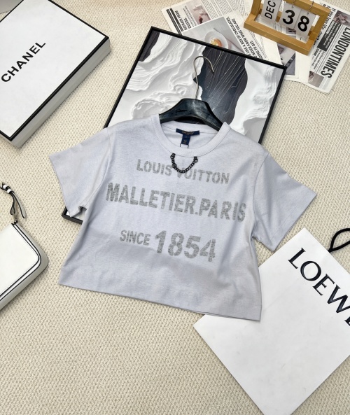 Louis Vuitton Women's Chain Print Short Sleeve T-Shirt, Casual Chic Style 1 Louis Vuitton Women's Chain Print Short Sleeve T-Shirt, Casual Chic Style