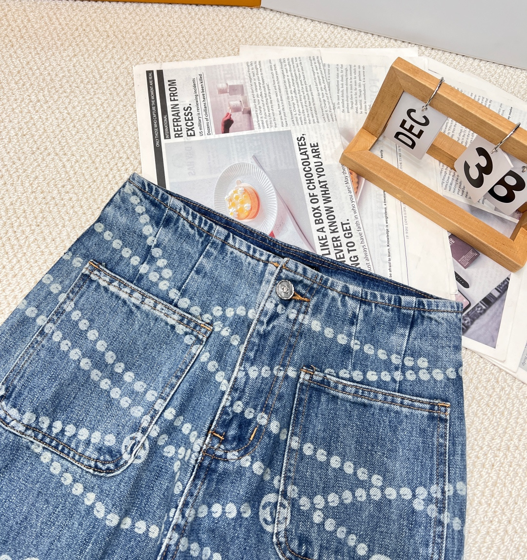 🆕𝐂𝐇𝐀𝐍𝐄*𝟐𝟎𝟐5春夏新款重工艺激光烧花做旧复古牛仔裤，小香风波点双C激光烧花工艺！原版开发定制面料