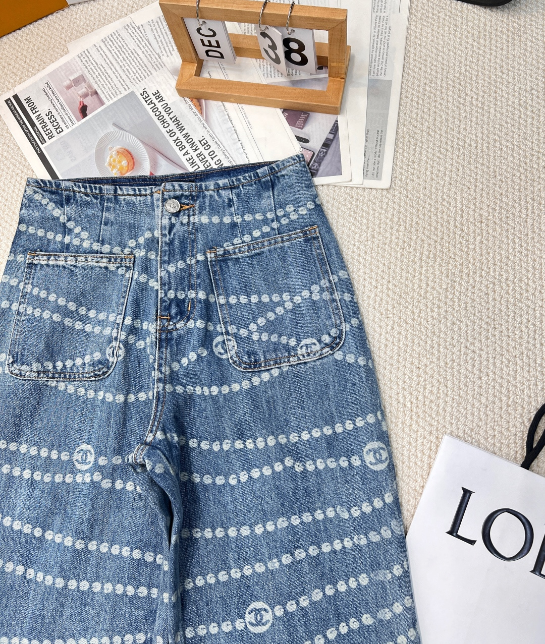 🆕𝐂𝐇𝐀𝐍𝐄*𝟐𝟎𝟐5春夏新款重工艺激光烧花做旧复古牛仔裤，小香风波点双C激光烧花工艺！原版开发定制面料