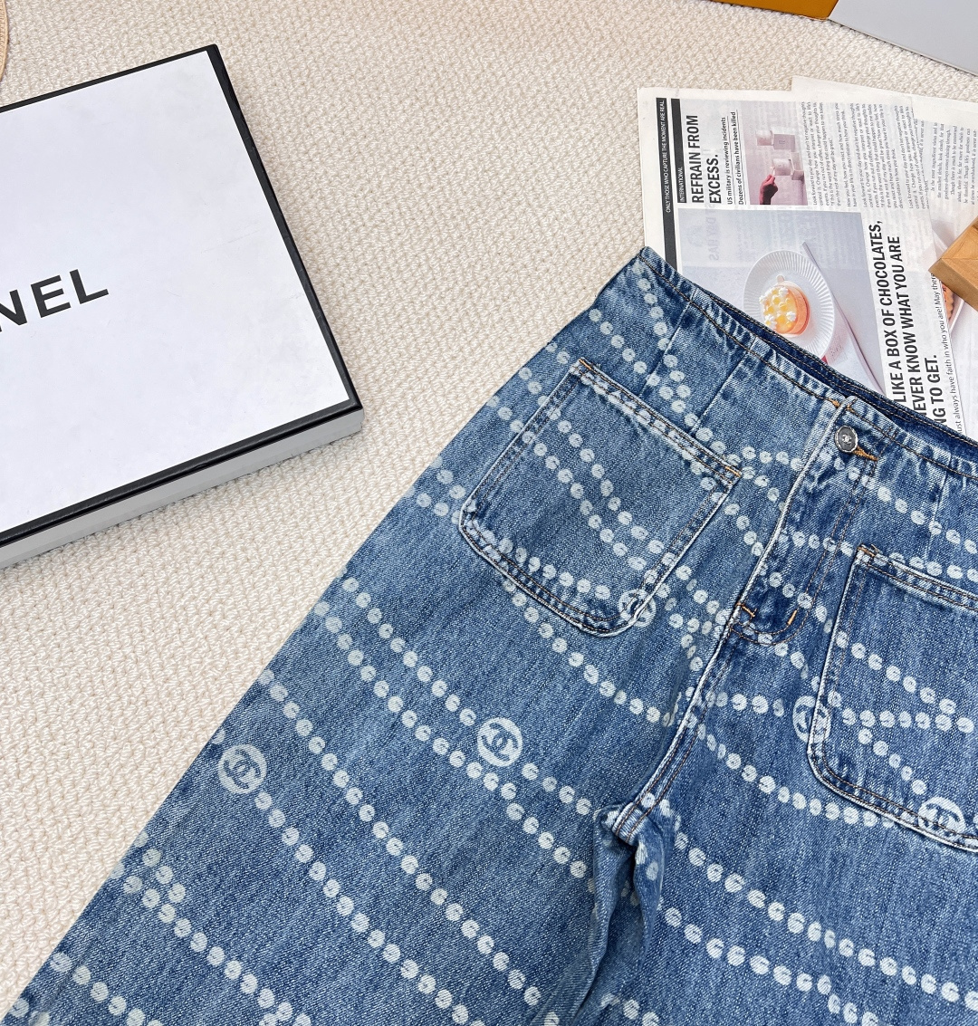 🆕𝐂𝐇𝐀𝐍𝐄*𝟐𝟎𝟐5春夏新款重工艺激光烧花做旧复古牛仔裤，小香风波点双C激光烧花工艺！原版开发定制面料
