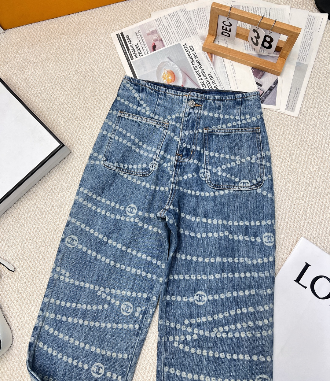 🆕𝐂𝐇𝐀𝐍𝐄*𝟐𝟎𝟐5春夏新款重工艺激光烧花做旧复古牛仔裤，小香风波点双C激光烧花工艺！原版开发定制面料