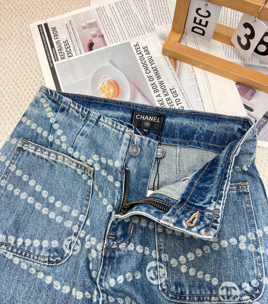 🆕𝐂𝐇𝐀𝐍𝐄*𝟐𝟎𝟐5春夏新款重工艺激光烧花做旧复古牛仔裤，小香风波点双C激光烧花工艺！原版开发定制面料