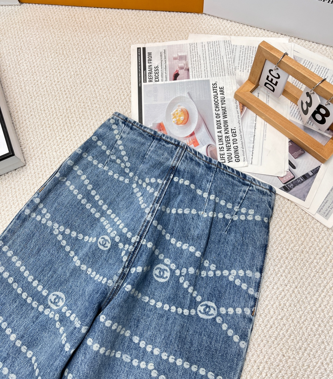 🆕𝐂𝐇𝐀𝐍𝐄*𝟐𝟎𝟐5春夏新款重工艺激光烧花做旧复古牛仔裤，小香风波点双C激光烧花工艺！原版开发定制面料