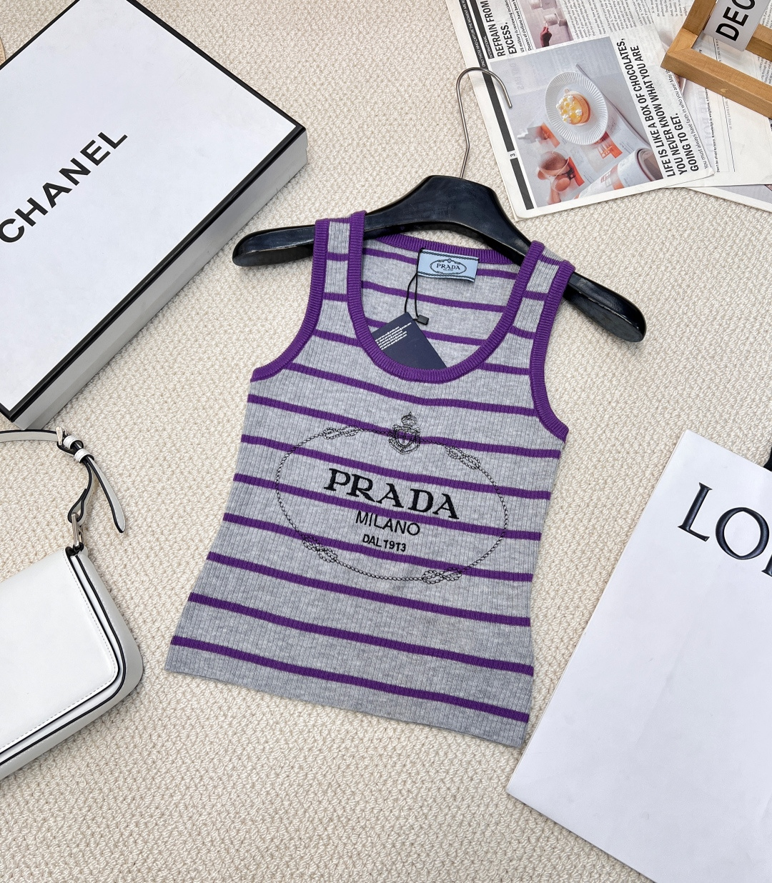 NO:306855,PRADA spring and summer new contrasting striped letter embroidered knitted vest, classic contrasting stripes encounter delicate wool fabrics, bright contrasting stripes instantly become the focus, and select wool fabrics. The free and unrestrained, slim but not tight style cleverly outlines the body curves and shows elegant postures. Whether it is paired with simple jeans to create a casual and daily style, or a suit pants and jackets to create a cool and casual style, it can be perfectly adapted and easily control various occasions. It is an indispensable versatile item for fashion experts, helping you interpret a variety of fashion styles and becoming the focus of fashion attention. Two colors are out of size sml code, prada, jeans, jackets & coats, business suit, alexander wang19860909PRADA春夏新款撞色条纹字母刺绣针织背心,经典撞色条纹邂逅细腻羊毛面料,鲜明的撞色条纹,瞬间成为焦点,精选羊毛面料.自在无拘,修身而不紧身的版型,巧妙勾勒身材曲线,展现优雅身姿,无论是搭配简约牛仔裤打造休闲日常风,还是与西装裤、外套组合塑造干练职场风,亦或是外搭风衣营造潇洒随性风,它都能完美适配,轻松驾驭各种场合,是时尚达人不可或缺的百搭单品,助你演绎多样时尚风采,成为众人瞩目的时尚焦点.两色出 尺码sml 编码,,prada,jeans,jackets & coats,business suit,alexander wang,Women's clothing