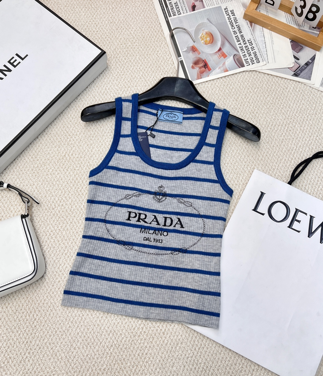 NO:306861,PRADA spring and summer new contrasting striped letter embroidered knitted vest, classic contrasting stripes encounter delicate wool fabrics, bright contrasting stripes instantly become the focus, and select wool fabrics. The free and unrestrained, slim but not tight style cleverly outlines the body curves and shows elegant postures. Whether it is paired with simple jeans to create a casual and daily style, or a suit pants and jackets to create a cool and casual style, it can be perfectly adapted and easily control various occasions. It is an indispensable versatile item for fashion experts, helping you interpret a variety of fashion styles and becoming the focus of fashion attention. Two colors are out of sizes sm, prada, jeans, jackets & coats, business suit, alexander wang19860909PRADA春夏新款撞色条纹字母刺绣针织背心,经典撞色条纹邂逅细腻羊毛面料,鲜明的撞色条纹,瞬间成为焦点,精选羊毛面料.自在无拘,修身而不紧身的版型,巧妙勾勒身材曲线,展现优雅身姿,无论是搭配简约牛仔裤打造休闲日常风,还是与西装裤、外套组合塑造干练职场风,亦或是外搭风衣营造潇洒随性风,它都能完美适配,轻松驾驭各种场合,是时尚达人不可或缺的百搭单品,助你演绎多样时尚风采,成为众人瞩目的时尚焦点.两色出 尺码sm,,prada,jeans,jackets & coats,business suit,alexander wang,Women's clothing