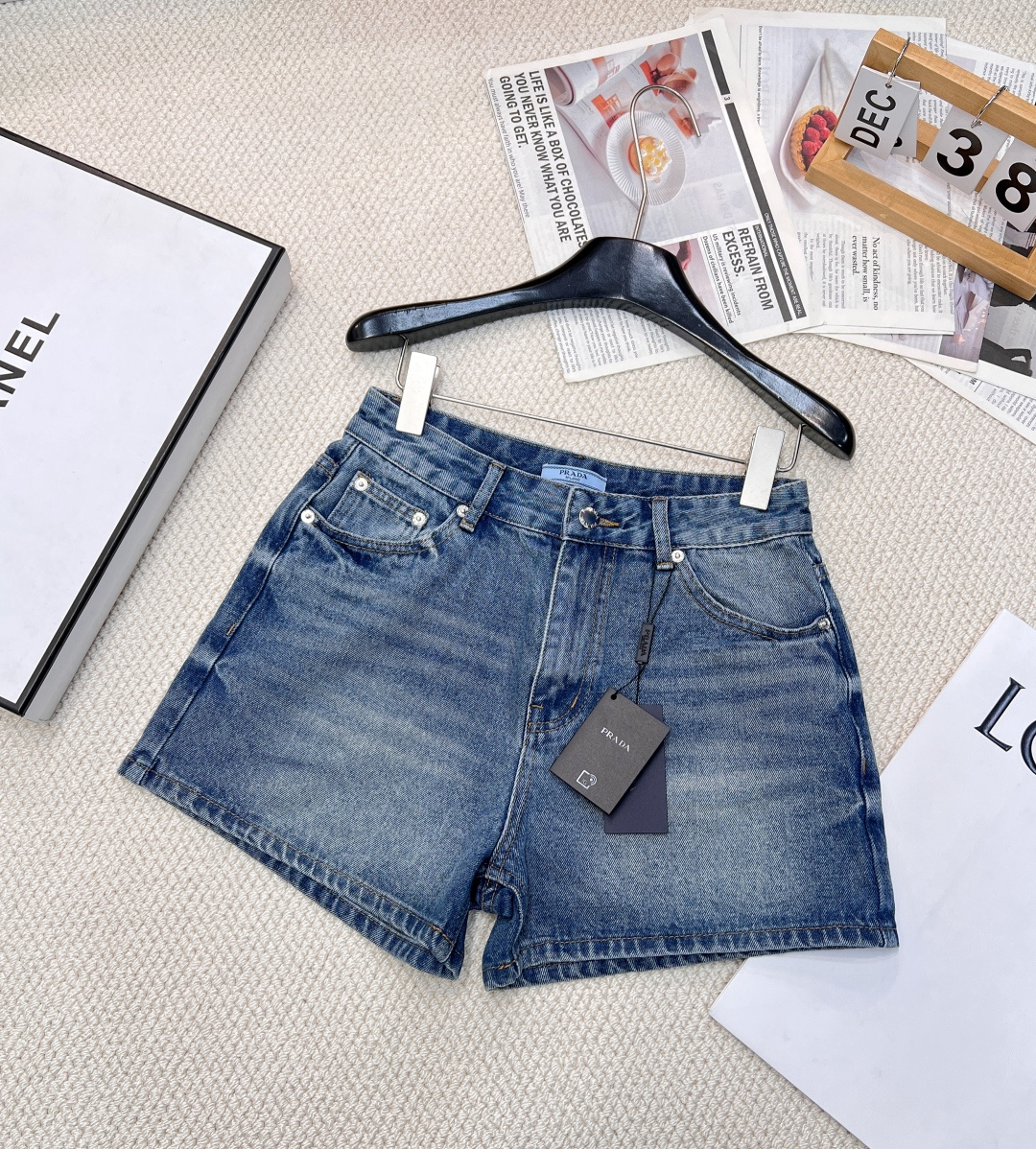 NO:307911,PRADA classic triangle elevated waist denim wash denim shorts, high waist A-version design, makes legs look longer and easy to match. There is a retro triangle design behind it to add a sense of luxury. The fabric is soft and smooth, and the comfort is excellent. Any top is very matched~ Simple and super durable, easy to grasp the retro vintage temperament. High-end items, high waist design, visually pulling proportions, covering the flesh to make the flesh look thinner and long legs~ Three colors are out of size sml code P,,prada, shorts,alexander wang19860909PRADA 经典三角标高腰丹宁水洗牛仔短裤,高腰A版设计 显腿长好搭配 背后有复古三角标设计增加了高级感 面料柔软顺滑 舒适度极好 随便搭一件上衣 都很搭呢～简约超耐看 轻松拿捏复古vintage气质 高级单品,高腰设计,视觉上拉成比例,遮肉显瘦显腿长~ 三色出 尺码sml 编码P,,prada,shorts,alexander wang,Women's clothing