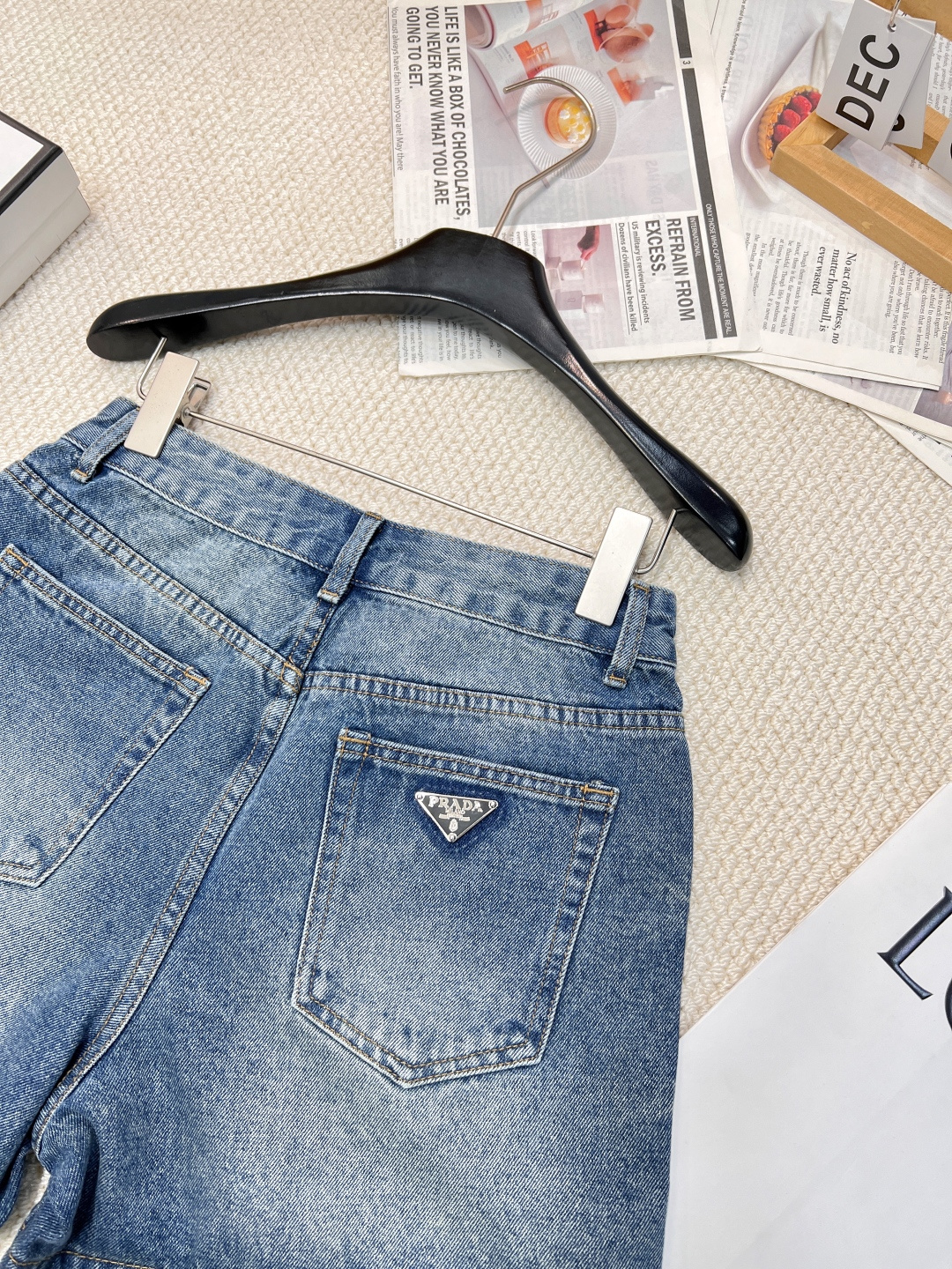🆕 PRADA 经典三角标高腰丹宁水洗牛仔短裤，高腰A版设计 显腿长好搭配 背后有复古三角标设计增加了高