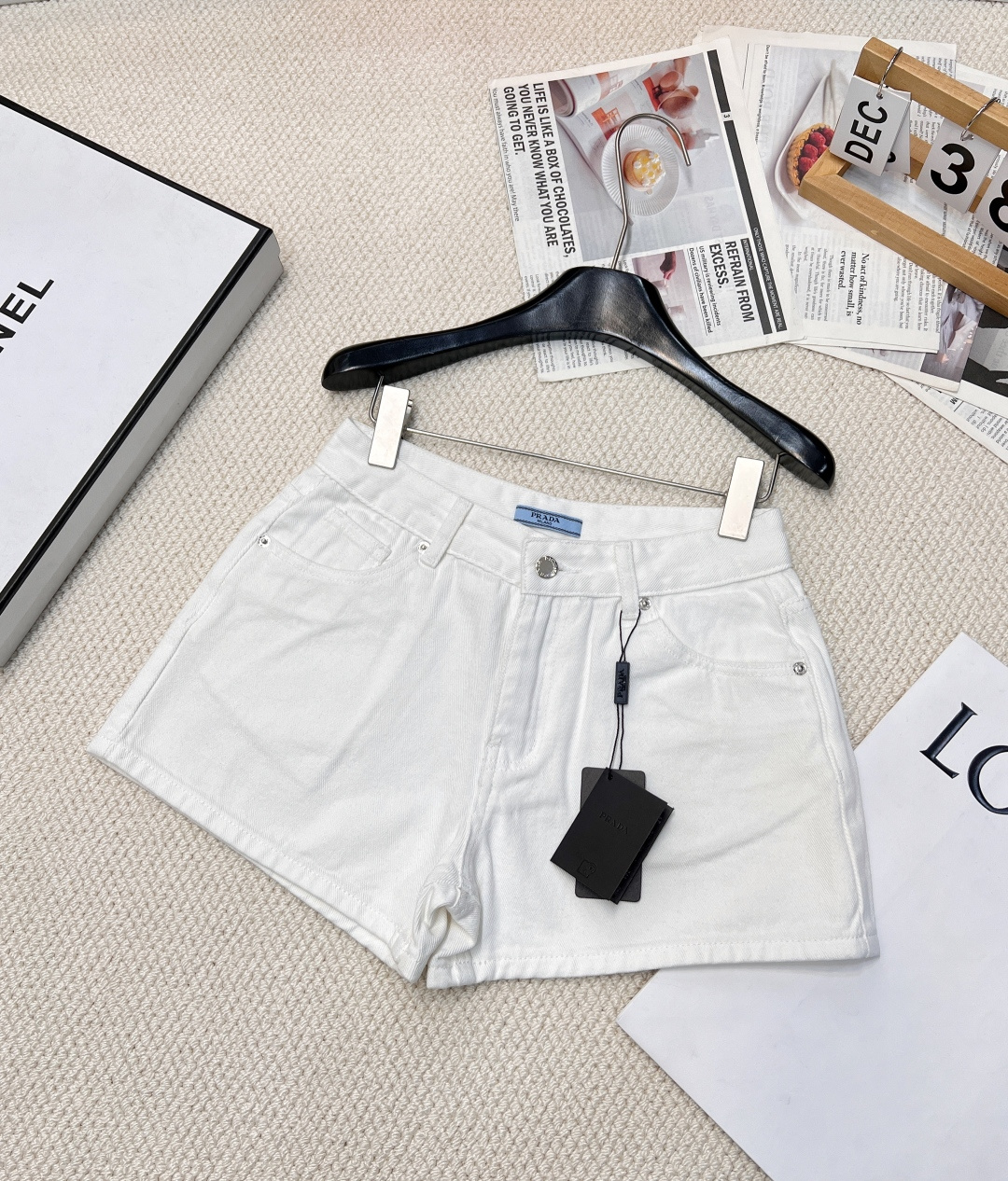 NO:307915,PRADA classic triangle elevated waist denim wash denim shorts, high waist A-version design, makes legs look longer and easy to match. There is a retro triangle design behind it to add a sense of luxury. The fabric is soft and smooth, and the comfort is excellent. Any top is very suitable~ Simple and super durable, easy to grasp the retro vintage temperament. High-end items, high waist design, visually pulling proportions, covering the flesh to make the flesh look thinner and long legs~ Three colors are out of size sml code, prada, shorts, alexander wang19860909PRADA 经典三角标高腰丹宁水洗牛仔短裤,高腰A版设计 显腿长好搭配 背后有复古三角标设计增加了高级感 面料柔软顺滑 舒适度极好 随便搭一件上衣 都很搭呢～简约超耐看 轻松拿捏复古vintage气质 高级单品,高腰设计,视觉上拉成比例,遮肉显瘦显腿长~ 三色出 尺码sml 编码,,prada,shorts,alexander wang,Women's clothing