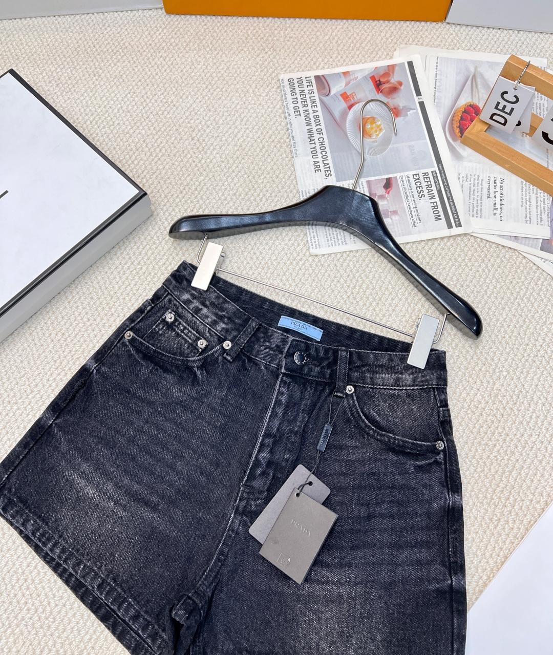 🆕 PRADA 经典三角标高腰丹宁水洗牛仔短裤，高腰A版设计 显腿长好搭配 背后有复古三角标设计增加了高
