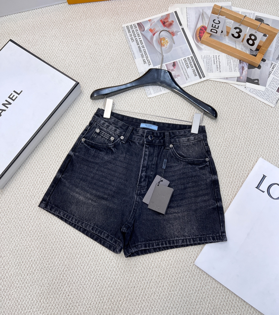 NO:307919,PRADA classic triangle elevated waist denim wash denim shorts, high waist A-version design, makes legs look longer and easy to match. There is a retro triangle design behind it to add a sense of luxury. The fabric is soft and smooth, and the comfort is excellent. Any top is very suitable~ Simple and super durable, easy to grasp the retro vintage temperament. High-end items, high waist design, visually pulling proportions, covering the flesh to make the flesh look thinner and long legs~ Three colors are out of size sml, edited, prada, shorts, alexander wang19860909PRADA 经典三角标高腰丹宁水洗牛仔短裤,高腰A版设计 显腿长好搭配 背后有复古三角标设计增加了高级感 面料柔软顺滑 舒适度极好 随便搭一件上衣 都很搭呢～简约超耐看 轻松拿捏复古vintage气质 高级单品,高腰设计,视觉上拉成比例,遮肉显瘦显腿长~ 三色出 尺码sml 编,,prada,shorts,alexander wang,Women's clothing