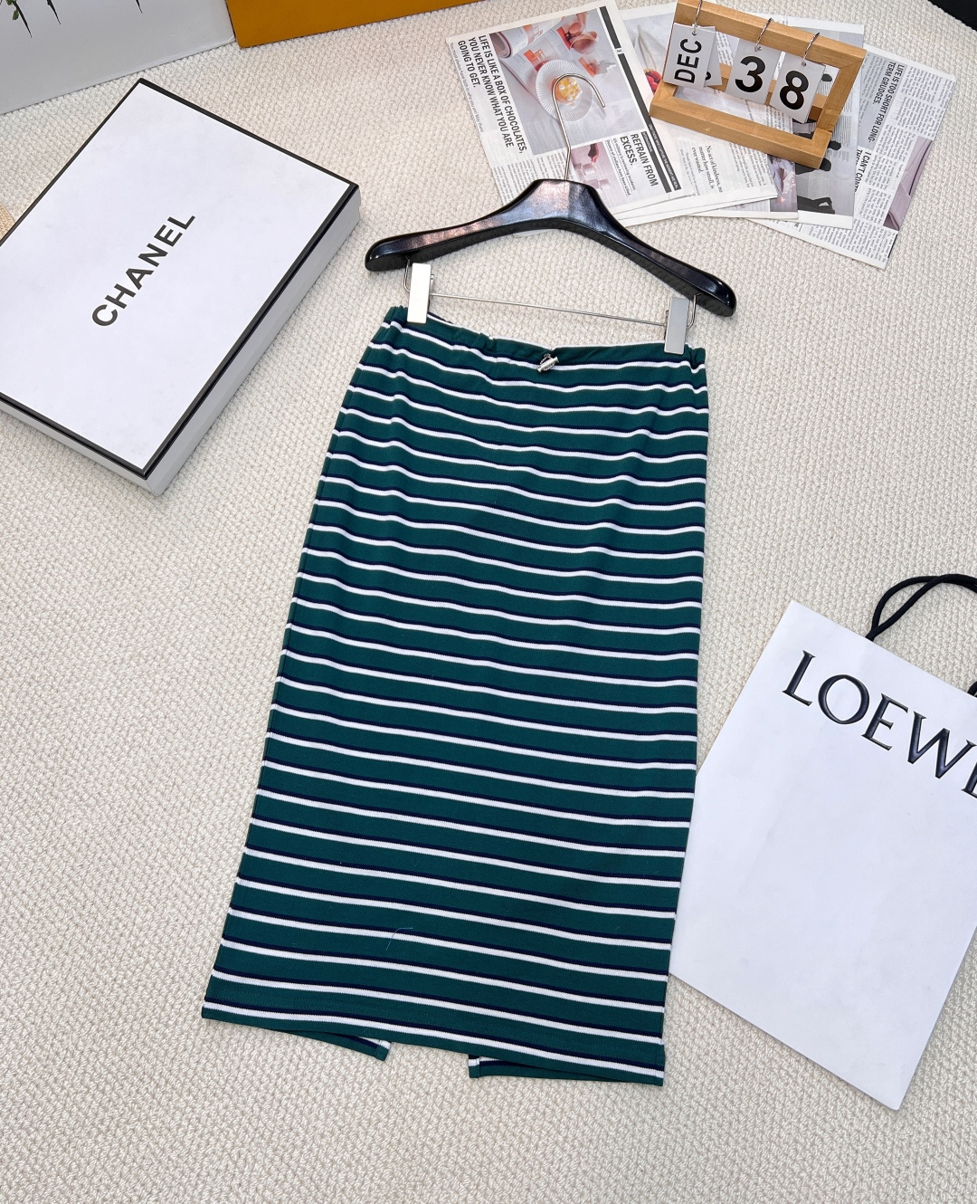 NO:307903,Prada's new striped hip-packing casual skirt in early spring. The striped elements are classic and fashionable. The hip-packing design can highlight the body curve, while the slit details add a touch of casualness and dynamic, which is suitable for casual occasions. Paired with a simple solid-color top can show a casual and fashionable style. Two colors can be matched with tops in the same color, and one series will be produced!  Size sml, prada, skirts, alexander wang19860909Prada早春新款条纹包臀开叉休闲半裙.条纹元素经典且时尚,包臀设计能够凸显身材曲线,开叉细节则增添了一丝随性与动感,适合休闲场合穿着.搭配简约的纯色上衣可以展现出休闲又不失时尚感的风格.两色出可搭配同色系上衣,一个系列出啊！ 尺码sml,,prada,skirts,alexander wang,Women's clothing