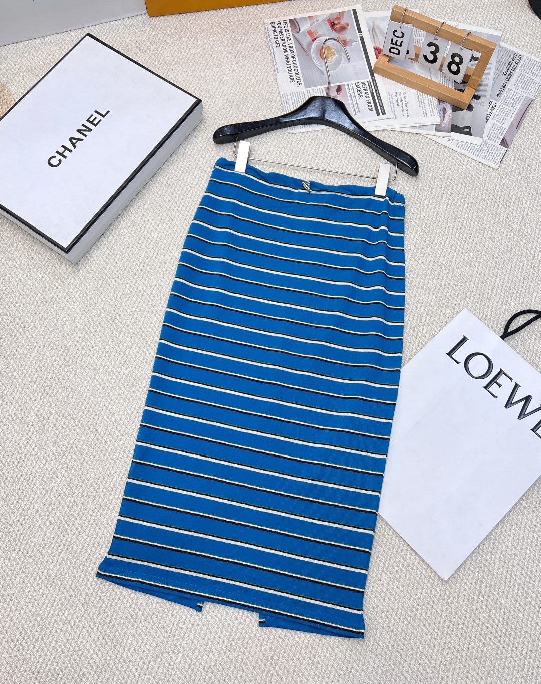 NO:307907,Prada's new striped hip-packing casual skirt in early spring. The striped elements are classic and fashionable. The hip-packing design can highlight the body curve, while the slit details add a touch of casualness and dynamic, which is suitable for casual occasions. Paired with a simple solid-color top can show a casual and fashionable style. Two colors can be matched with tops in the same color, and one series will be produced!  Size sml code, prada, skirts, alexander wang19860909Prada早春新款条纹包臀开叉休闲半裙.条纹元素经典且时尚,包臀设计能够凸显身材曲线,开叉细节则增添了一丝随性与动感,适合休闲场合穿着.搭配简约的纯色上衣可以展现出休闲又不失时尚感的风格.两色出可搭配同色系上衣,一个系列出啊！ 尺码sml 编码,,prada,skirts,alexander wang,Women's clothing