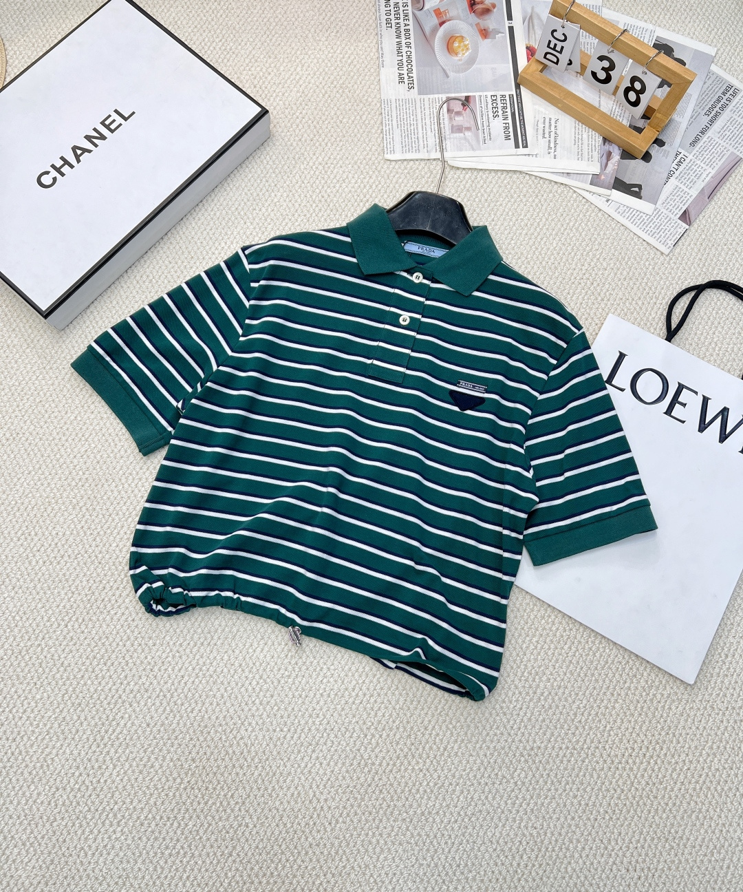 NO:307920,PRADA early spring new color woven striped suit, classic stripe elements, comfortable bead floor cotton all-cotton weaving, creating a sense of layering with bright contrasting colors, very elegant and white colors, and can be very exciting when worn or layered. Original development, this polo casual suit can be layered, and whether it is clothes or skirts alone, it is also very beautiful to match. Three-standard complete large-scale products are available in size sml, prada, skirts, alexander wang19860909PRADA早春新款色织条纹套装,经典条纹元素,舒爽珠地棉全棉色织,以鲜明撞色打造层次感,很气质显白的颜色,内搭或叠穿都可以非常精彩.原版开发,这款polo休闲套装是可以叠穿的,而且无论是衣服还是裙子单独拿出来搭配也是非常好看的,三标齐全大货出 尺码sml 编,,prada,skirts,alexander wang,Women's clothing