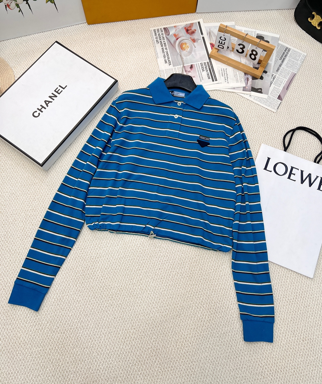 NO:307914,prada25Ss early spring new color woven striped short Polo collar long-sleeved top, classic striped elements, comfortable bead floor cotton all-cotton woven, creating a sense of layering with bright contrasting colors, very elegant and white colors, and can be very exciting when worn or layered. Original development, unique short style, releases personal charm. Long-sleeved design, suitable for a variety of occasions. Unique adjustable waist details, adjustable at will, perfectly fit the body, comfortable and fashionable, and easily creates an exclusive fashion look!  Large-scale size sml, prada, alexander wang19860909prada25Ss早春新款色织条纹短款Polo领长袖上衣,经典条纹元素,舒爽珠地棉全棉色织,以鲜明撞色打造层次感,很气质显白的颜色,内搭或叠穿都可以非常精彩.原版开发,别致短款版型,释放个性魅力.长袖设计,适配多样场合.独特可调节腰围细节,随心调整,完美贴合身形,舒适与时尚兼得,轻松打造专属时尚造型！大货出 尺码sml,,prada,alexander wang,Women's clothing