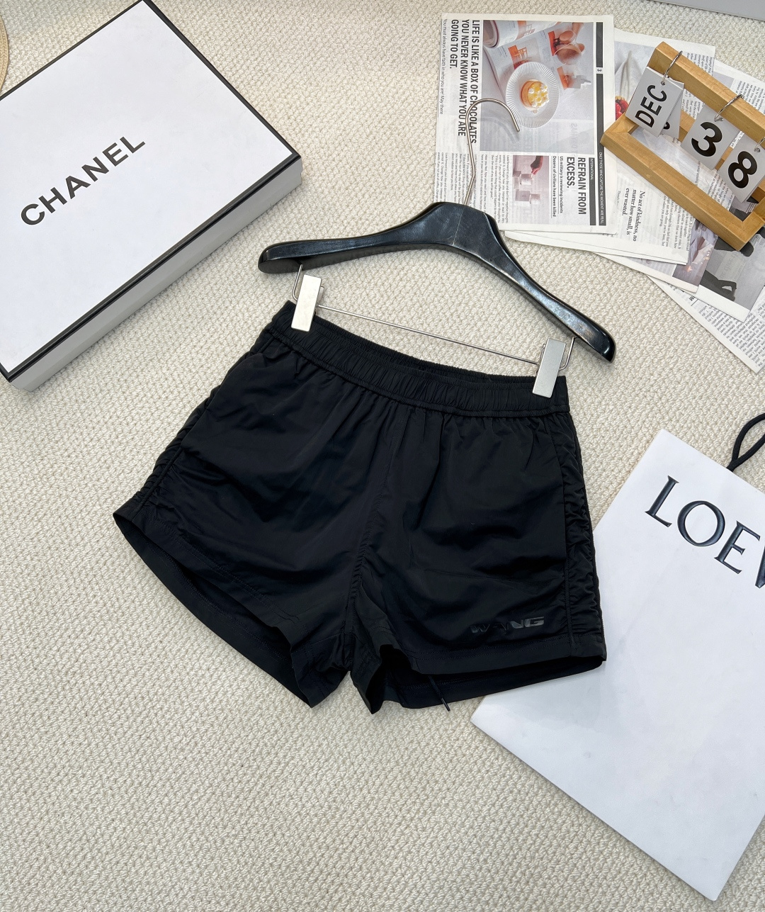 NO:307912,Alexander wang2025SS new product wrinkled casual work jacket shorts set, single out!  Customized YB waterproof and windproof nylon material, comfortable and breathable, crisp and stylish, stand-up collar casual jacket, bidirectional silky zipper adjusts the slit at will, adding fashionable tone, the sleeves on both sides are designed with symmetrical pleats, rich layers, padding to set the casual tone of lazy workwear, letters on the chest highlight the brand texture, matched with trousers in the same series, wrinkles echo, break through the conventional wide-leg style, full of volume, low-key luxury, the best choice for daily casual outfits, funnel collar design, casual loose fit, hem length and hip sports mesh lining, comfortable and breathable, high waist shorts with loose jacket, slimming, high-length, legs long, a set of upper body saves the trouble of matching, a must-have for sports and leisure, cool and sweet!  Single!  Size sml shorts code, shorts, jackets & coats,alexander wang19860909Alexander wang2025SS新品皱褶感休闲工装外套短裤套装,单出！定制YB防水防风尼龙材质 舒适透气 挺括有型 立领休闲外套 双向丝滑拉链随意调节开衩 增添时尚调性 两侧袖子以对称皱褶设计 丰富层次 垫定慵懒工装休闲基调 胸前字母造型凸显品牌质感 搭配同系列长裤 皱褶细节呼应 突破常规阔腿款式 量感十足 低调奢华 日常休闲穿搭的不二之选 漏斗领设计 休闲宽松版型 下摆长及臀部运动网眼里衬 舒适透气 高腰短裤搭配宽松外套 显瘦显高显腿长 一套上身省去搭配烦恼 运动休闲必备 又酷又甜！单出！ 尺码sml 短裤编码,,shorts,jackets & coats,alexander wang,Women's clothing