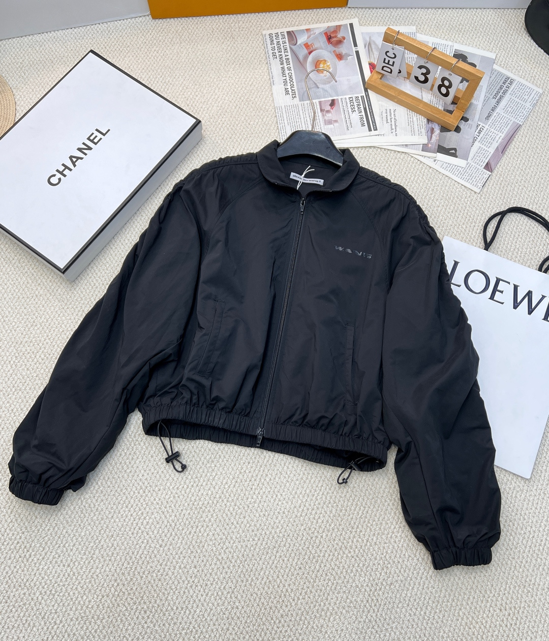 NO:307908,Alexander wang2025SS new product wrinkled casual work jacket shorts set, single out!  Customized YB waterproof and windproof nylon material, comfortable and breathable, crisp and stylish, stand-up collar casual jacket, bidirectional silky zipper adjusts the slit at will, adding fashionable tone, the sleeves on both sides are designed with symmetrical pleats, rich layers, padding to set the casual tone of lazy workwear, letters on the chest highlight the brand texture, matched with trousers in the same series, wrinkles echo, break through the conventional wide-leg style, full of volume, low-key luxury, the best choice for daily casual outfits, funnel collar design, casual loose fit, hem length and hip sports mesh lining, comfortable and breathable, high waist shorts with loose jacket, slimming, high-length, legs long, a set of upper body saves the trouble of matching, a must-have for sports and leisure, cool and sweet!  Single!  Size sml jacket braid, shorts, jackets & coats,alexander wang19860909Alexander wang2025SS新品皱褶感休闲工装外套短裤套装,单出！定制YB防水防风尼龙材质 舒适透气 挺括有型 立领休闲外套 双向丝滑拉链随意调节开衩 增添时尚调性 两侧袖子以对称皱褶设计 丰富层次 垫定慵懒工装休闲基调 胸前字母造型凸显品牌质感 搭配同系列长裤 皱褶细节呼应 突破常规阔腿款式 量感十足 低调奢华 日常休闲穿搭的不二之选 漏斗领设计 休闲宽松版型 下摆长及臀部运动网眼里衬 舒适透气 高腰短裤搭配宽松外套 显瘦显高显腿长 一套上身省去搭配烦恼 运动休闲必备 又酷又甜！单出！ 尺码sml 外套编,,shorts,jackets & coats,alexander wang,Women's clothing