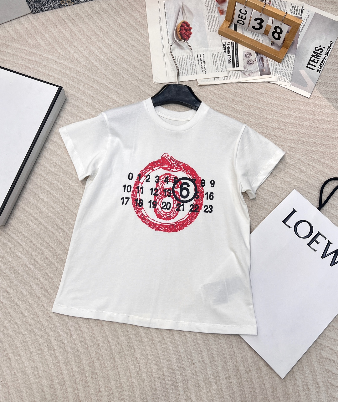 NO:307926,The new spring and summer Maison Margiela MM6 Maison Margiela digital T-shirt is exquisitely integrated with the elements of the Year of the Snake. The unique Year of the Snake print is presented with bold brushstrokes and innovative designs, showing the mysterious and agile feeling. High-quality fabrics are skin-friendly and breathable, and the upper body is comfortable and comfortable. A model that Xiaohongshu has promoted!  Fashion experts are wearing it, and the breasts are made of glue printing. Every alphanumeric letter and number are consistent and super beautiful!  The upper body effect is fashionable and fashionable, versatile and not picky!  The fabric is soft and delicate, and it is comfortable to wear!  Likes come Big goods have been released Size sml, Masion Margiela,masion Margiela,tees,t-shirt,alexander wang19860909春夏新款 Maison Margiela MM6 马吉拉数字T恤时尚与蛇年元素精妙融合.独特的蛇年印花,以大胆笔触和创新设计呈现,彰显神秘灵动感.优质面料亲肤透气,上身舒适自在. 小红书推爆了的一款！时尚达人都在穿、胸前采用胶浆印花工艺 每一个字母数字都是一致超级好看！ 上身效果时髦洋气 百搭不挑人！面料柔软细腻 穿上敲舒服！喜欢的来 大货已出 尺码sml,,masion margiela,masion margiela,tees，t-shirt,alexander wang,Women's clothing