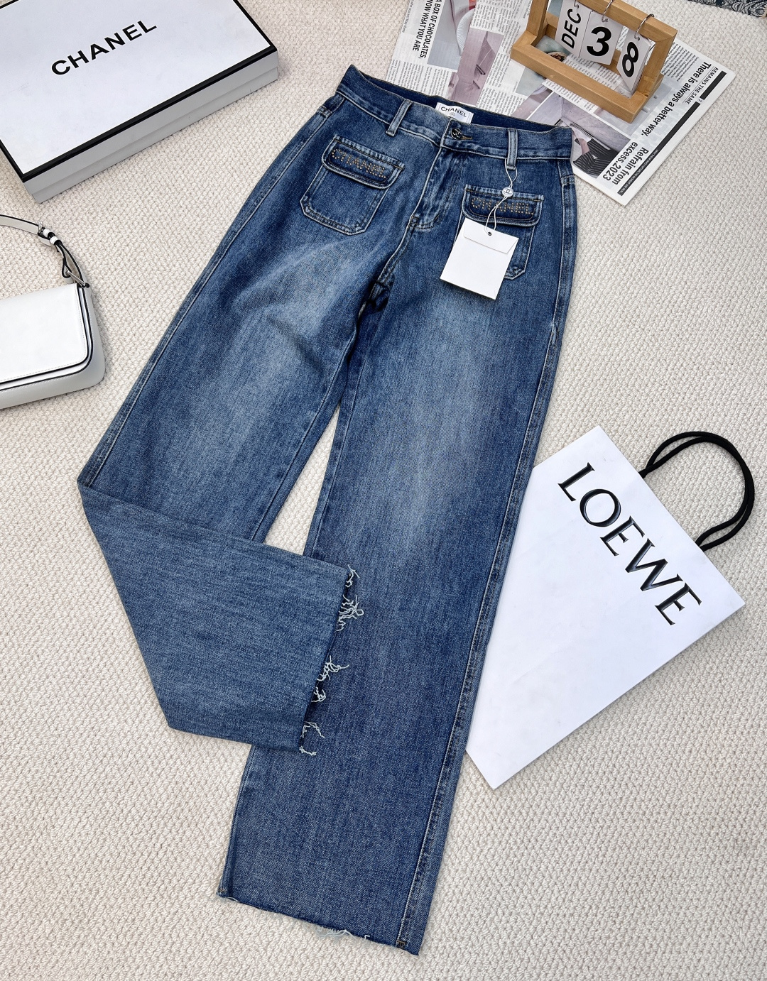 NO:308427,CHANEL 25SS early spring new product original single high-version pocket diamond iron hardware logo, original single developed high-custom fabric, white and rich beauty must-have item. Slimming artifact wide-leg super long trousers look super beautiful!  High-number organic pure cotton denim texture is soft and delicate!  Nostalgic retro wash water with fashionable and high-end tone!  The trouser legs have a fashionable design, and the upper body is super Nice!  Customized version makes the upper body look slimming!  Workmanship quality depends on the details. Three standards are complete and large-scale products are available. Size sml, chanel, alexander wang19860909CHANEL 25SS早春新品原单高版口袋烫钻五金logo,原单开发高定制面料,白富美必入单品.显瘦神器阔腿超长裤型上身超好看！高织数有机纯棉牛仔质感柔软细腻！怀旧复古洗水时髦又高级的调调！裤脚流苏时髦设计感,上身超奈斯！定制版型上身巨显瘦！做工品质看细节.三标齐全大货出 尺码sml 编,,chanel,alexander wang,Women's clothing