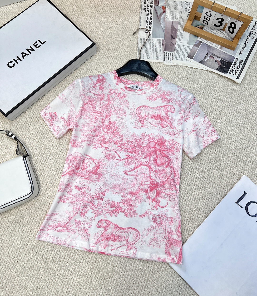 NO:308430,DIOR's new jungle animal print short-sleeved T-shirt, unlocking wild fashion. Dior's short-sleeved T-shirt attracts countless eyes with unique jungle animal prints. When wild tigers, agile birds and lush jungle are in the same frame, it seems that the mysterious jungle is miniature on the clothes, and each print is artistic brushstroke. The fabric is comfortable and comfortable, and the upper body is free and unbearable. The style is exquisitely tailored and outlines the perfect figure. Whether it is matched with casual denim or elegant skirts, it can easily create a high-end atmosphere and demonstrate a unique taste and fashion attitude. Wearing it, walking around the city is like walking through the jungle, releasing the unruly soul, and interpreting your fashion legend. Two colors are out of size sml code, dior, dior, skirts, T-shirt, tees, t-shirt, alexander wang19860909DIOR新款丛林动物印花短袖T恤,解锁野性时尚,迪奥这款短袖T恤,以独特丛林动物印花吸睛无数.当野性的老虎、灵动的飞鸟与繁茂丛林同框,仿佛将神秘丛林微缩于衣上,每一处印花都是艺术笔触.面料亲肤舒适,上身自在无负担.版型剪裁精妙,勾勒完美身形,无论是搭配休闲牛仔还是优雅半裙,都能轻松营造高级氛围感,彰显独特品味与时尚态度. 穿上它,漫步都市亦如穿行丛林,释放不羁灵魂,演绎属于你的时尚传奇.两色出 尺码sml 编码,,dior,dior,skirts,T-shirt,tees，t-shirt,alexander wang,Women's clothing