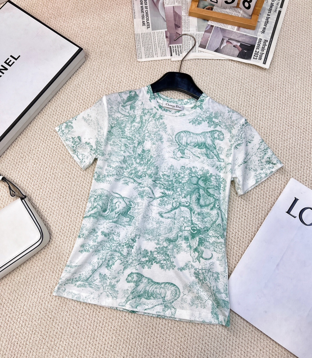 NO:308436,DIOR's new jungle animal print short-sleeved T-shirt, unlocking wild fashion. Dior's short-sleeved T-shirt attracts countless eyes with unique jungle animal prints. When wild tigers, agile birds and lush jungle are in the same frame, it seems that the mysterious jungle is miniature on the clothes, and each print is artistic brushstroke. The fabric is comfortable and comfortable, and the upper body is free and unbearable. The style is exquisitely tailored and outlines the perfect figure. Whether it is matched with casual denim or elegant skirts, it can easily create a high-end atmosphere and demonstrate a unique taste and fashion attitude. Wearing it, walking in the city is like walking through the jungle, releasing the unruly soul, and interpreting your fashion legend. Two colors are out of size sml code D,,dior,dior,skirts,T-shirt,tees,t-shirt,alexander wang19860909DIOR新款丛林动物印花短袖T恤,解锁野性时尚,迪奥这款短袖T恤,以独特丛林动物印花吸睛无数.当野性的老虎、灵动的飞鸟与繁茂丛林同框,仿佛将神秘丛林微缩于衣上,每一处印花都是艺术笔触.面料亲肤舒适,上身自在无负担.版型剪裁精妙,勾勒完美身形,无论是搭配休闲牛仔还是优雅半裙,都能轻松营造高级氛围感,彰显独特品味与时尚态度. 穿上它,漫步都市亦如穿行丛林,释放不羁灵魂,演绎属于你的时尚传奇.两色出 尺码sml 编码D,,dior,dior,skirts,T-shirt,tees，t-shirt,alexander wang,Women's clothing