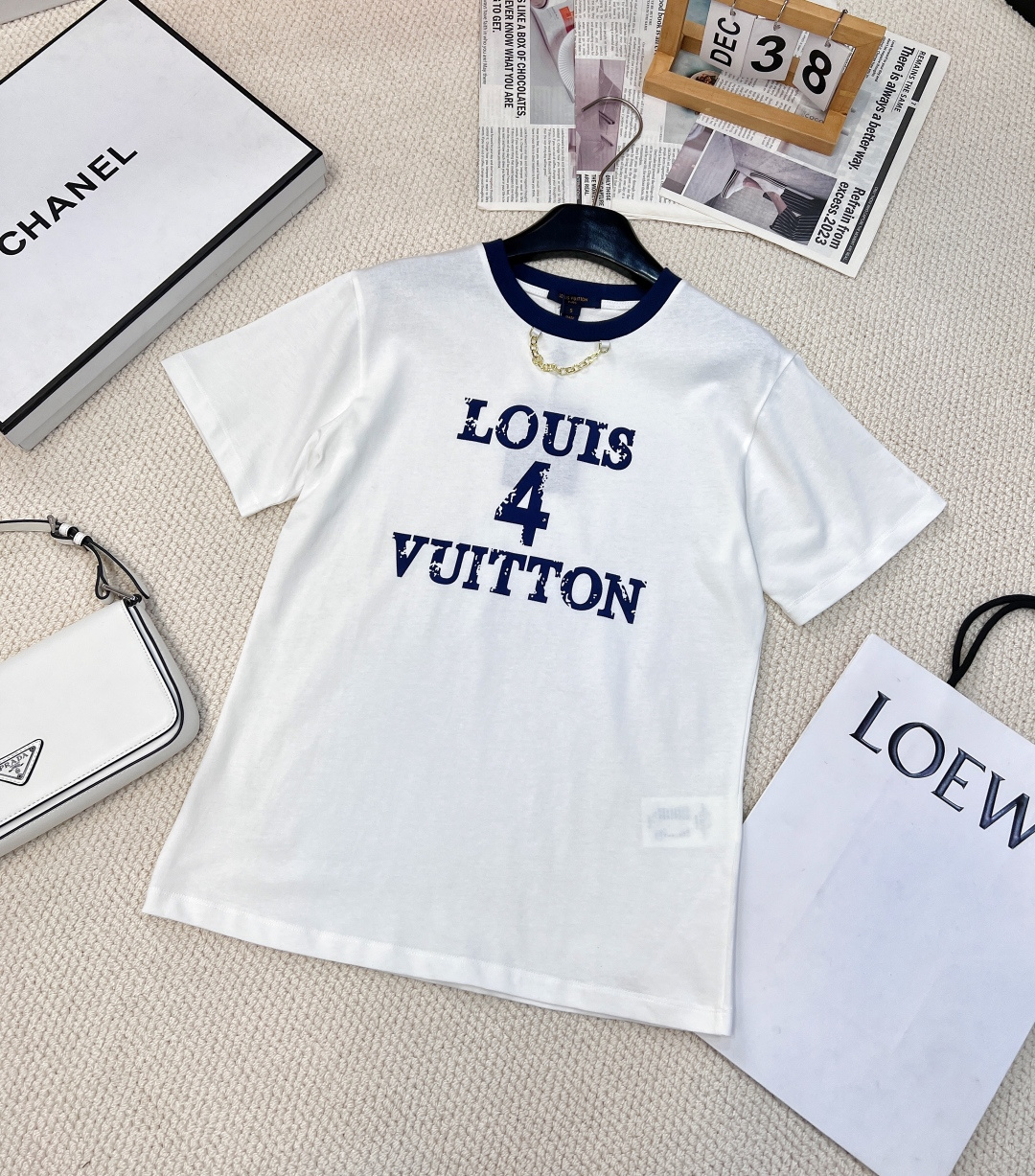 NO:308448,Louis Vuitton 2025 new round neck printed chain custom YB twill cotton material breathable and comfortable, full texture. Short-sleeved T-shirt cut to highlight the brand style. Made of gram-weight pure cotton, slightly elastic, and presents a slim visual effect. The neckline is designed with edge wrap and metal letter chains. The chest is decorated with snowflake-like letter logo to highlight the high-end style. The inner wear is brilliant and fashionable. Customized face accessories are complete with three standards!  Large-scale size sml, louis vuitton, T-shirt,tees, t-shirt,alexander wang19860909Louis Vuitton2025新款圆领印花链条定制YB斜纹全棉材质 透气舒适 质感十足 短袖T恤裁剪 凸显品牌格调 采用克重纯棉制成 略带有弹力 呈现显瘦视觉效果 领口以包边和金属字母链条作设计亮点 胸前用雪花感字母徽标装饰 彰显高级格调 单穿内搭都出彩时髦 定制面辅料 三标齐全！大货出 尺码sml,,louis vuitton,T-shirt,tees，t-shirt,alexander wang,Women's clothing