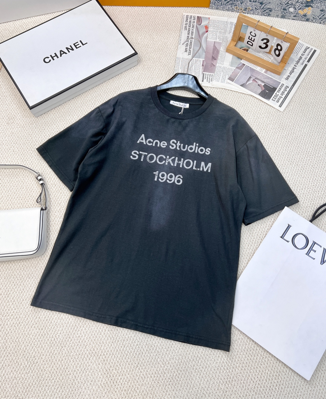 NO:308455,New summer style Acne classic 1996 Stockholm old short-sleeved T-shirt, washed black, neckline grinding, old retro printing, ultra-thin cotton fabric, slack and lazy, ultra-thin and soft cotton linen material with old printing, casual and free and easy in sack~ AC's beggar style, this style is super difficult to buy, black, not traditional black, a little gray tone, very unique. The American style of 1996 letter printing, retro round neck loose style, wider audience. The cold and high-end feeling, unique and special design sense, a very commemorative top This style belongs to the same style of men and women, Nordic style is fashionable and simple, the print is cracked and old style, with holes in the neckline, 5 colors and three standards are complete Size sml code, acne studios, T-shirt,tees, t-shirt,alexander wang19860909夏季新款 Acne经典1996斯德哥尔摩做旧短袖T恤,水洗黑,领口磨破工艺,做旧复古印花,超薄棉面料,松弛感慵懒十足,超薄细软的棉麻材质配上做旧印花,披着麻袋的随性洒脱～ AC的乞丐风,这款超级难买,黑色,不是传统的黑色,带一点灰调的黑色,十分独特.1996字母印花的美式风格,复古圆领宽松的款式受众更广.冷淡系高级感,独特别致的设计感,非常有纪念意义的一件上衣 这款属于男女同款,北欧式的时髦简单,印花是皲裂式做旧风,领口有破洞处,5色出三标齐全 尺码sml 编码,,acne studios,T-shirt,tees，t-shirt,alexander wang,Women's clothing